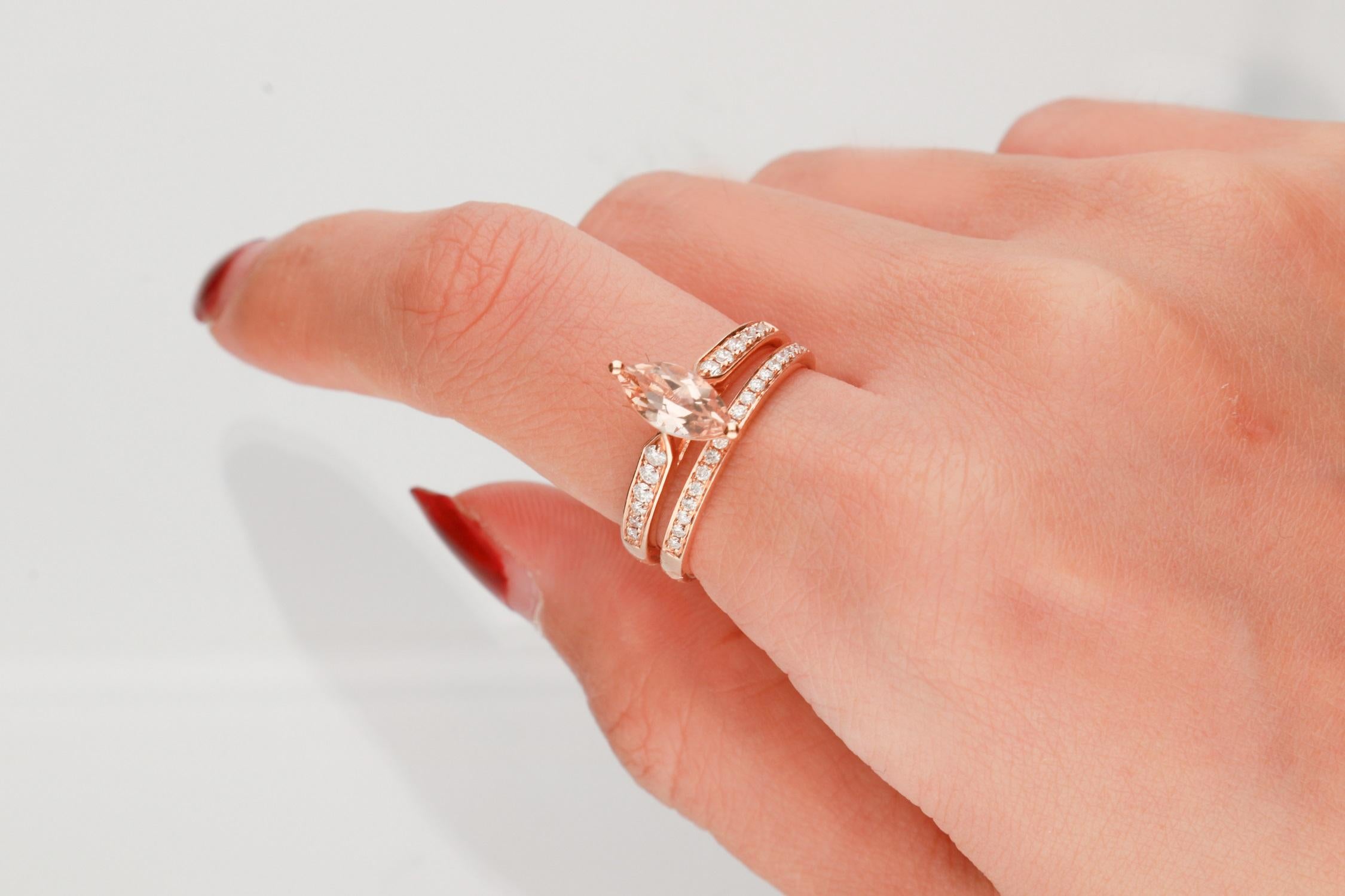 Anello di fidanzamento a eternità stupendo, senza tempo e di classe. Decoratevi di lusso con questo anello Gin & Grace. I gioielli in oro rosa 14k vantano 5X10 Morganite autentica con incastonatura a taglio marquise (1pz) da 0,92 carati e diamanti