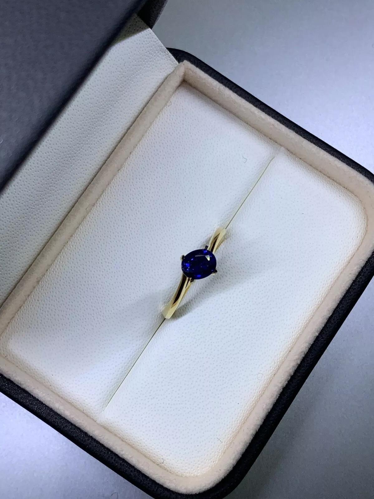 Oval Cut 0.92ct Ceylon Sapphire Solitaire Engagement Ring 18ct Yellow Gold For Sale