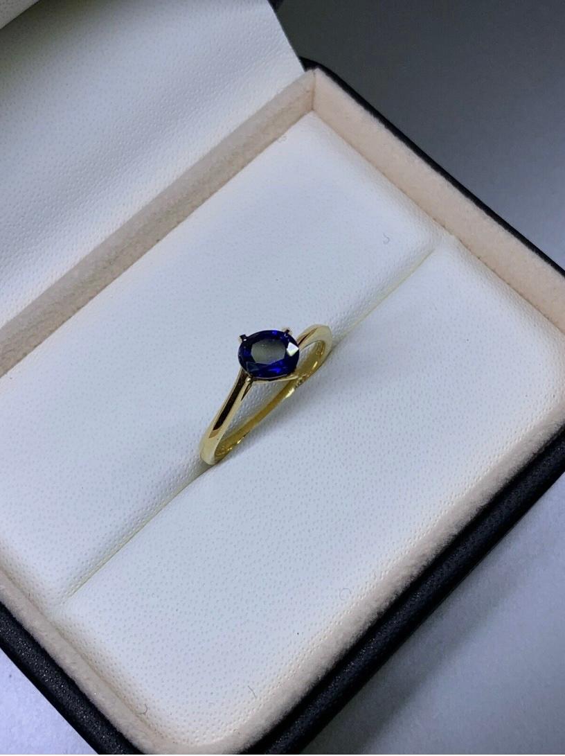 Oval Cut 0.92ct Ceylon Sapphire Solitaire Engagement Ring 18ct Yellow Gold For Sale