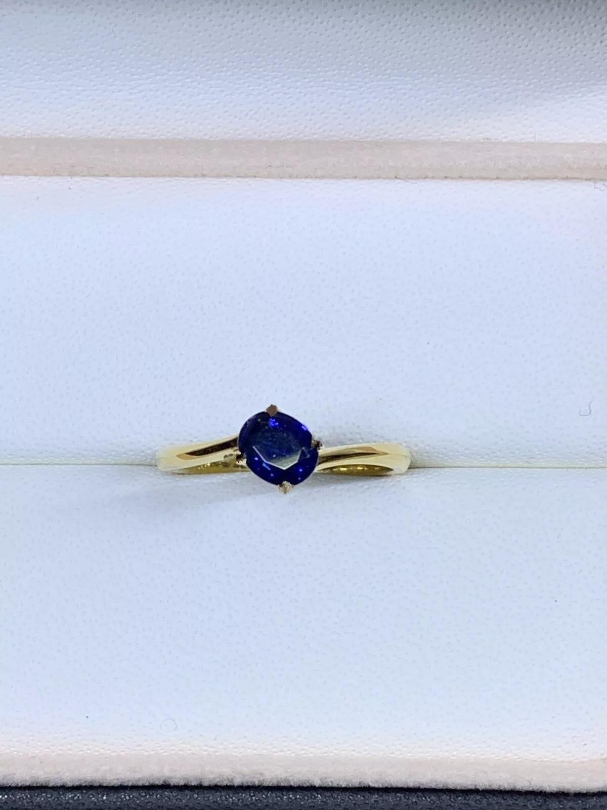 0.92ct Ceylon Sapphire Solitaire Engagement Ring 18ct Yellow Gold For Sale 2