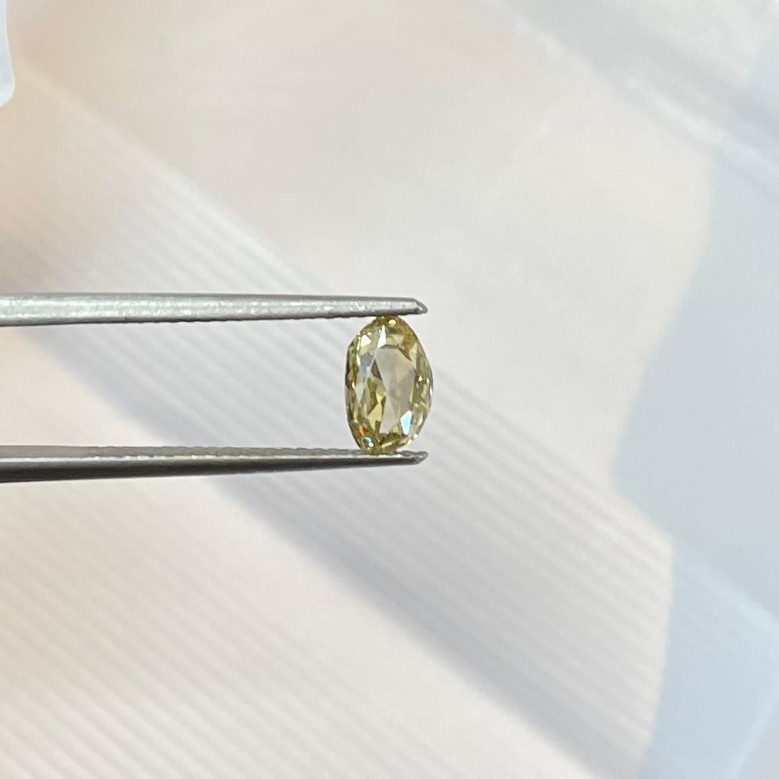 Diamant naturel jaune verdâtre fantaisie taille ovale 0,92 carat SI1 Excellent état - En vente à New York, NY