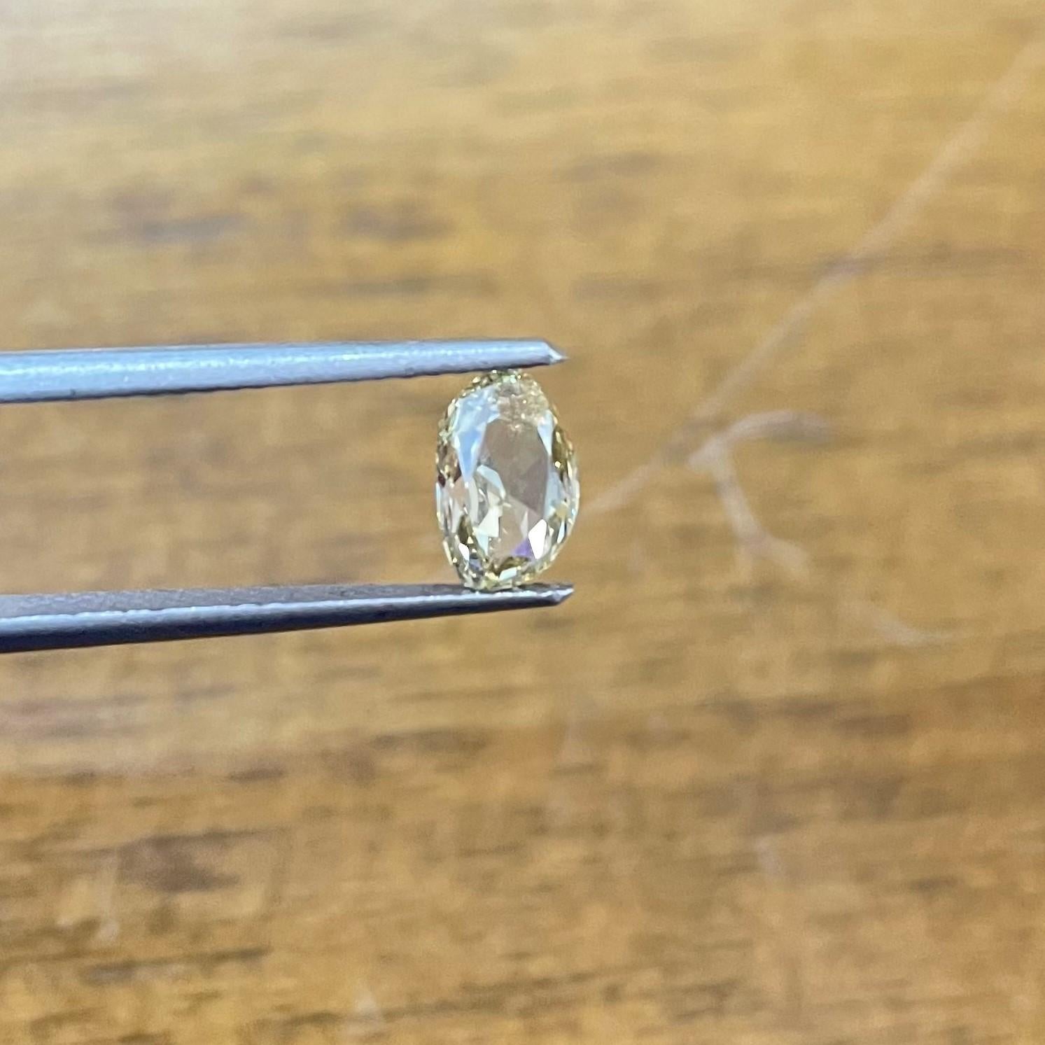 Diamant naturel jaune verdâtre fantaisie taille ovale 0,92 carat SI1 Unisexe en vente