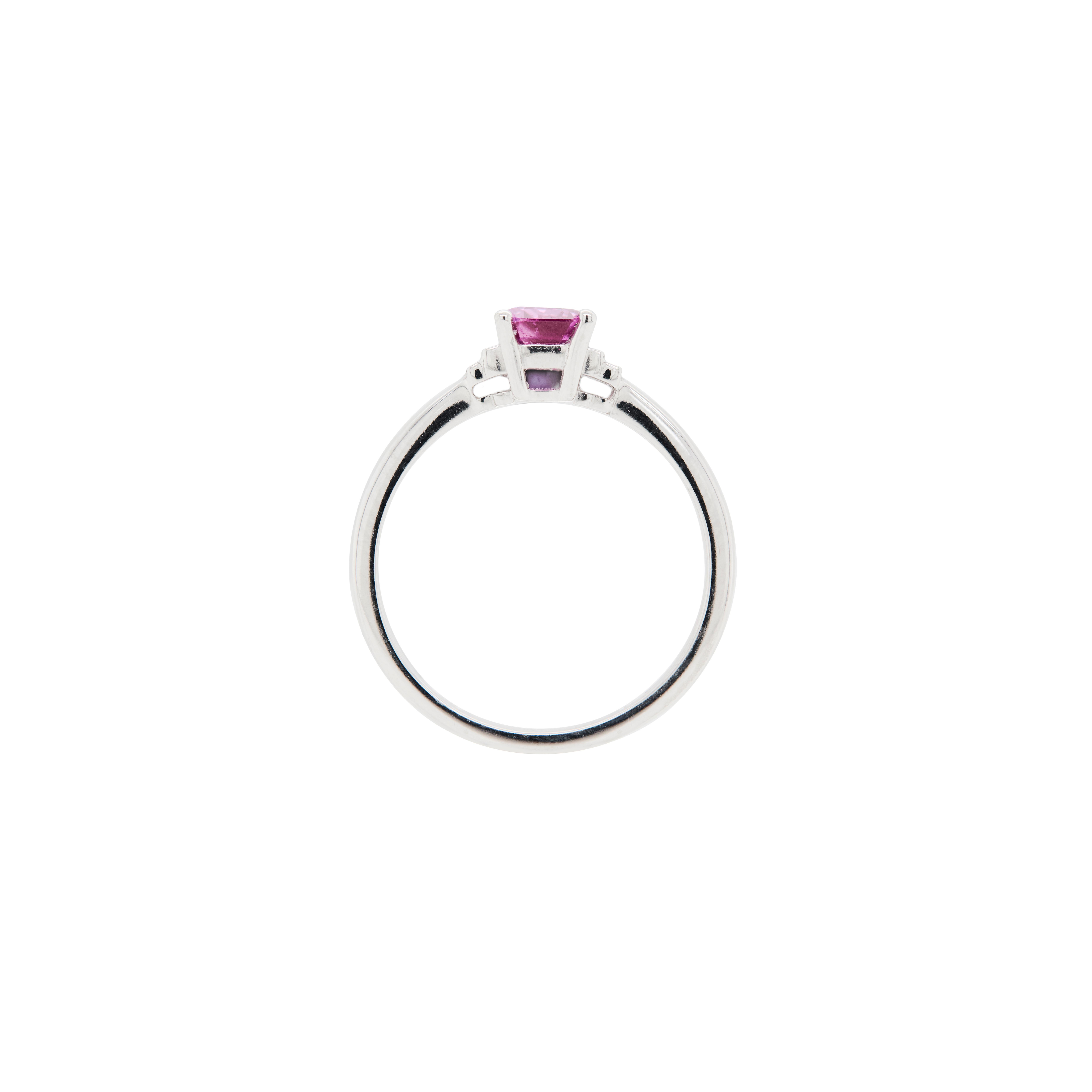 Moderno Anello di fidanzamento a tre pietre in oro bianco 18 carati con zaffiro rosa e diamante da 0,92 ct. in vendita