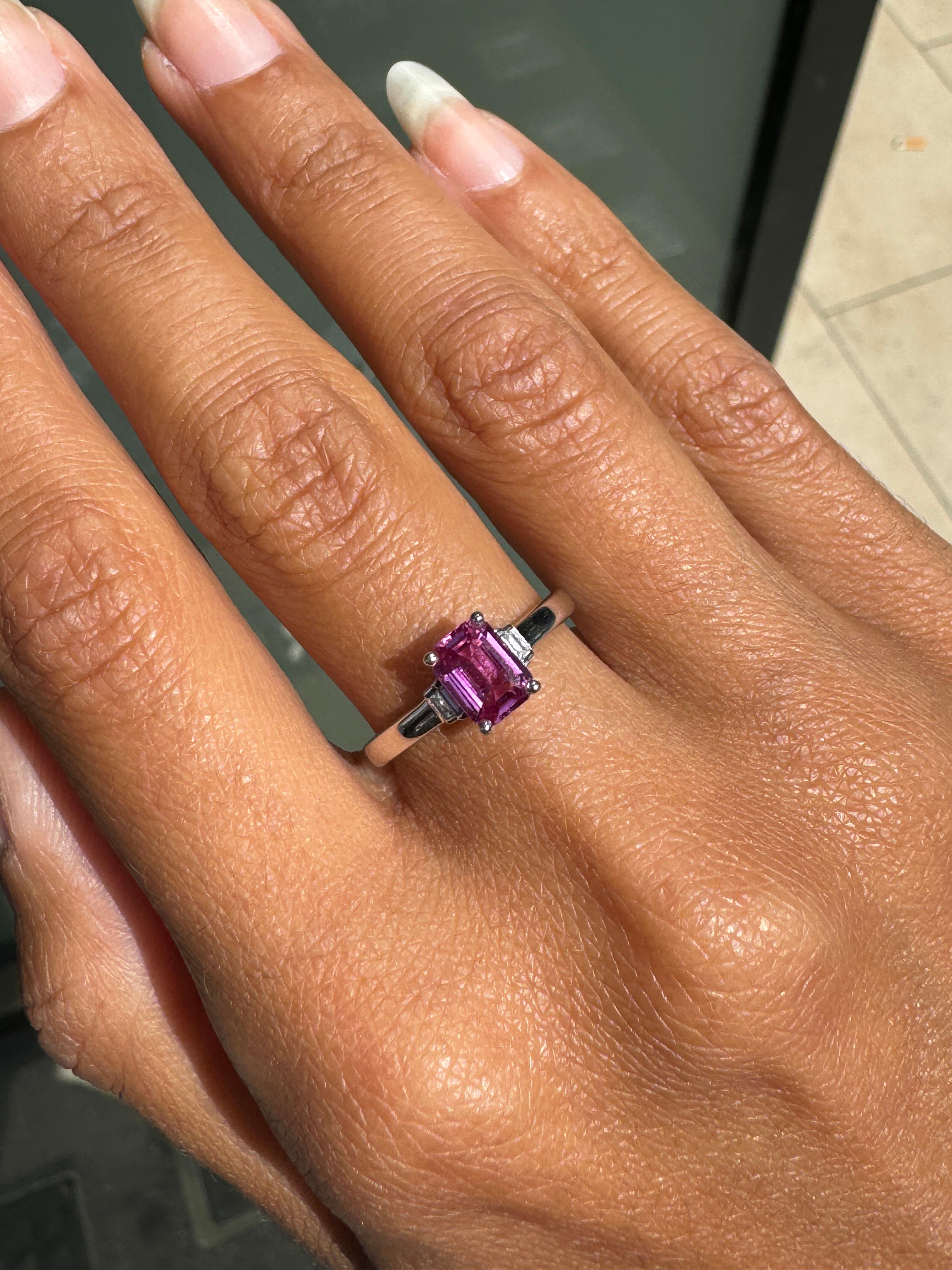 Taglio smeraldo Anello di fidanzamento a tre pietre in oro bianco 18 carati con zaffiro rosa e diamante da 0,92 ct. in vendita