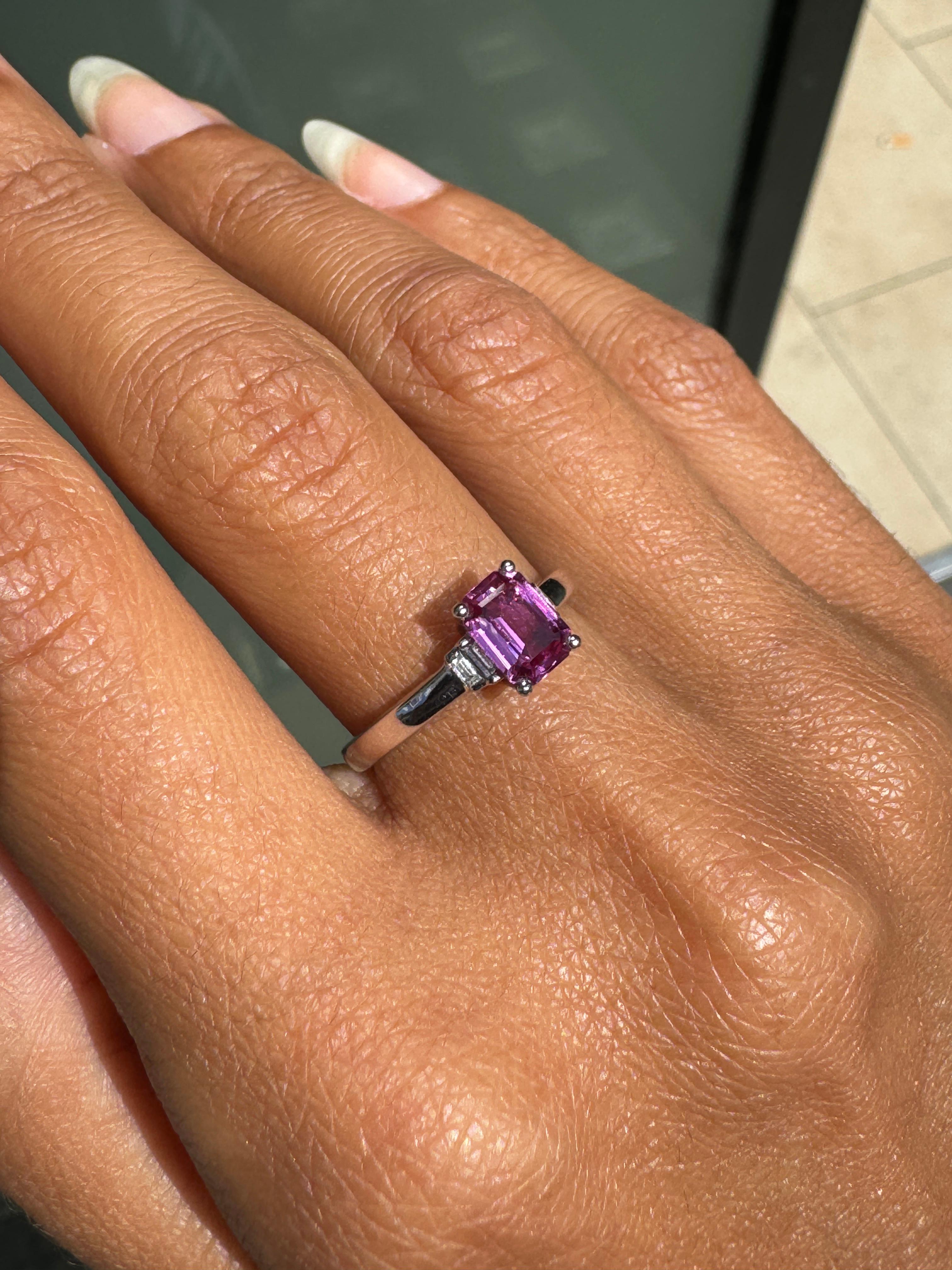 Anello di fidanzamento a tre pietre in oro bianco 18 carati con zaffiro rosa e diamante da 0,92 ct. In condizioni Nuovo in vendita a London, GB