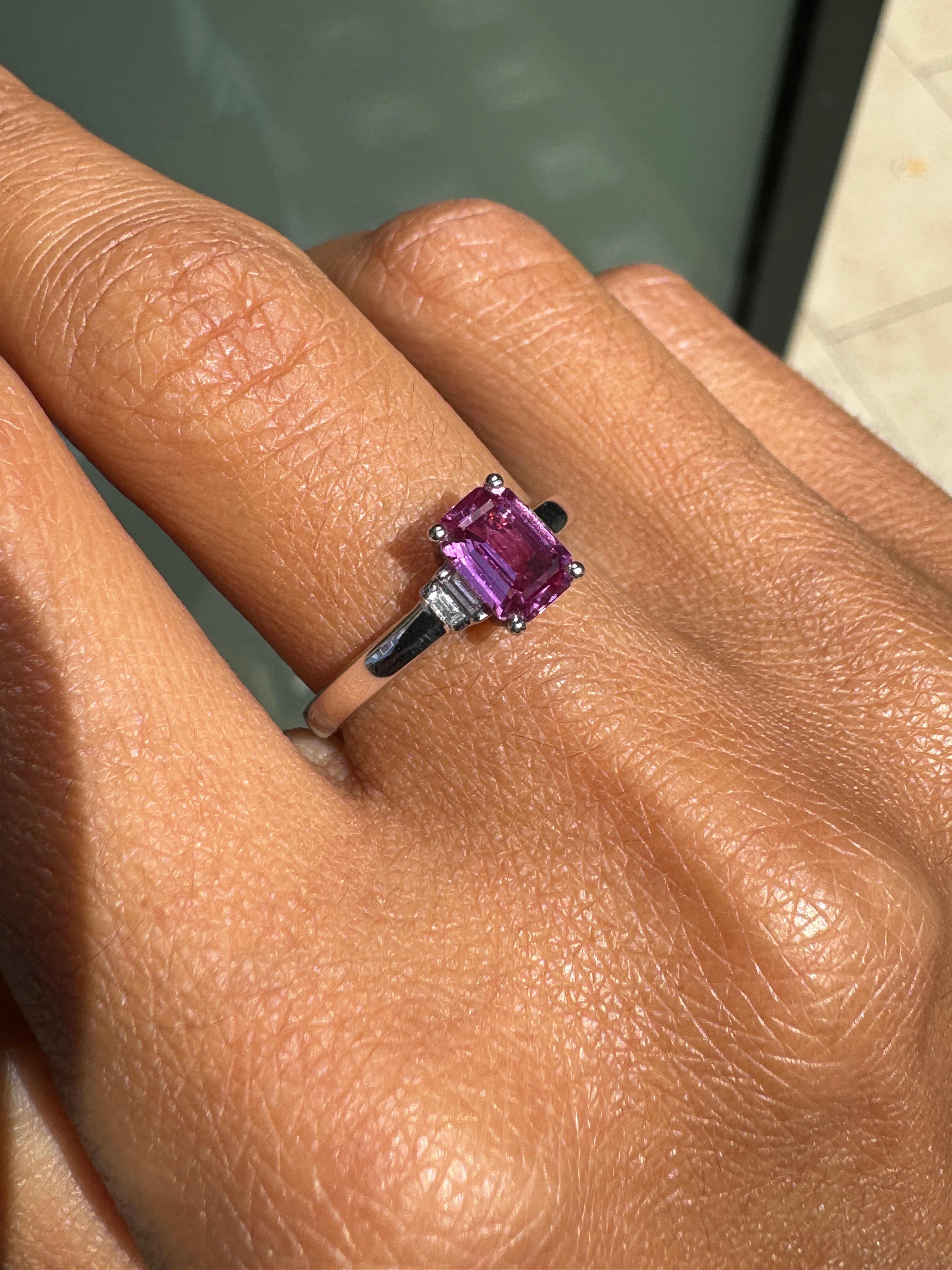 Donna Anello di fidanzamento a tre pietre in oro bianco 18 carati con zaffiro rosa e diamante da 0,92 ct. in vendita