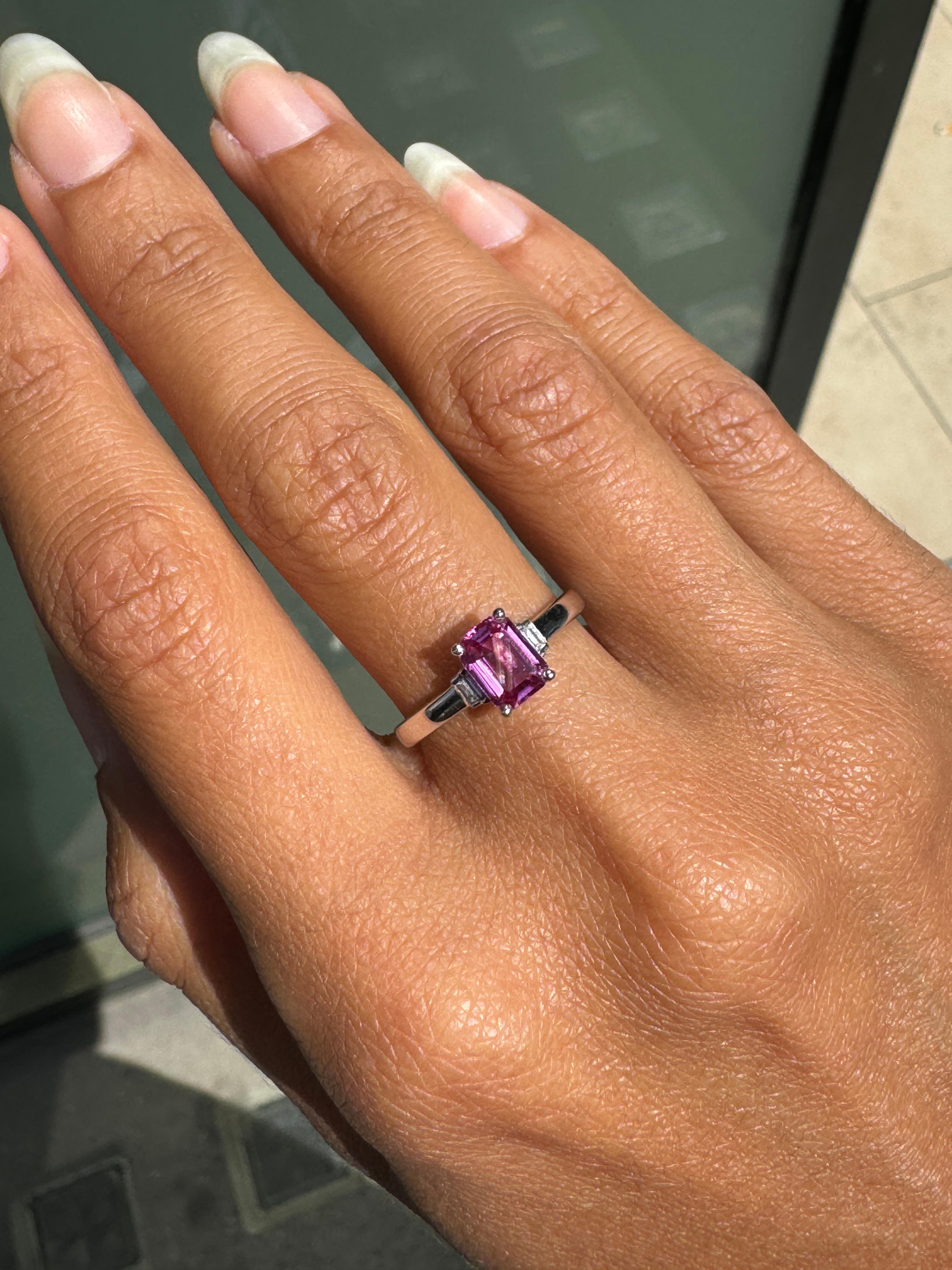 Anello di fidanzamento a tre pietre in oro bianco 18 carati con zaffiro rosa e diamante da 0,92 ct. in vendita 1