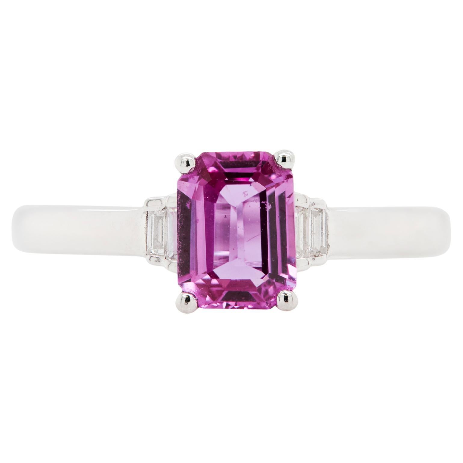 Anello di fidanzamento a tre pietre in oro bianco 18 carati con zaffiro rosa e diamante da 0,92 ct. in vendita