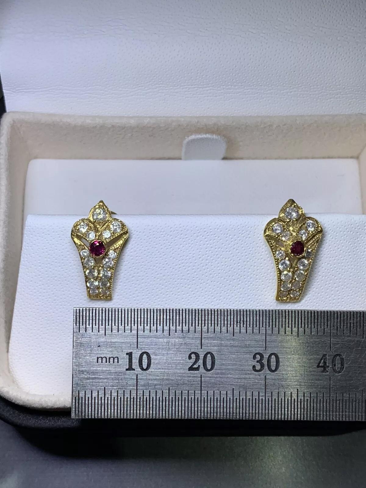 Orecchini con rubino e diamanti da 0,92 carati in oro giallo 18 carati. in vendita 2