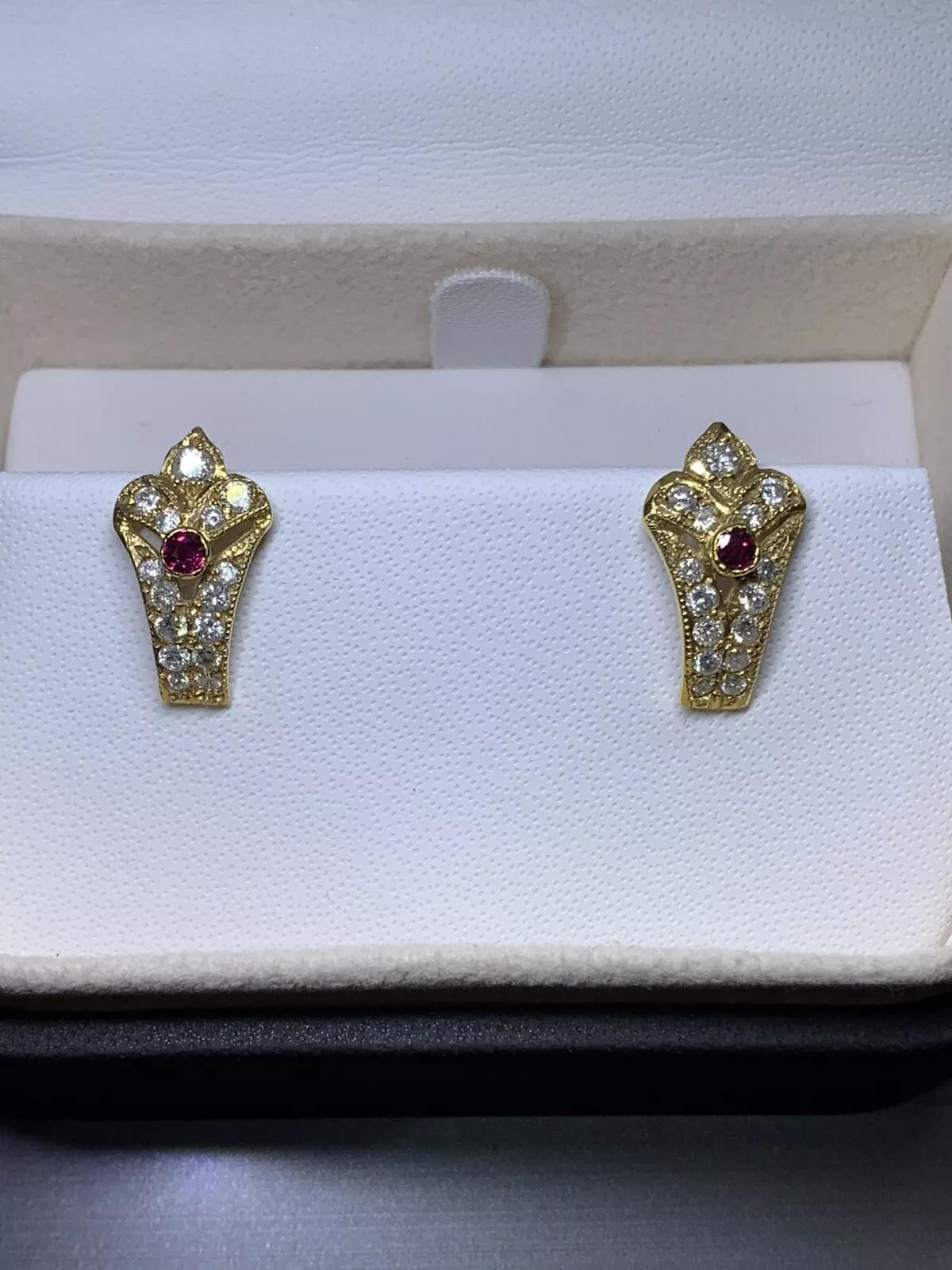 0.92ct Ruby and diamonds stud earrings in 18k yellow gold.