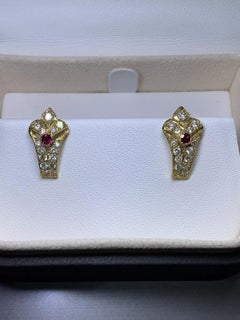0.92ct Ruby and diamonds stud earrings in 18k yellow gold.