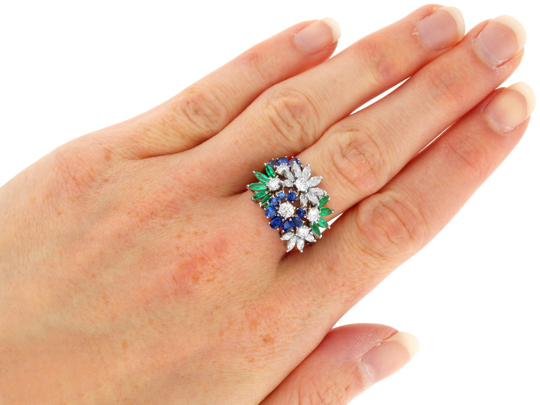 0,92 Karat Saphir, 0,68 Karat Smaragd und 1,50 Karat Diamant, Blumenring aus 18 Karat Weißgold im Angebot 5
