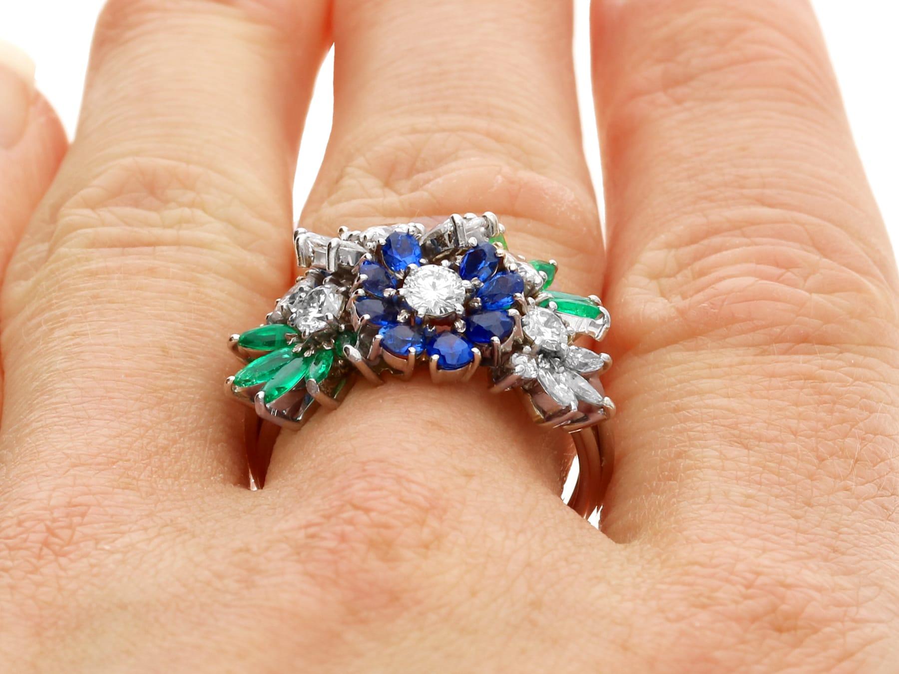 0,92 Karat Saphir, 0,68 Karat Smaragd und 1,50 Karat Diamant, Blumenring aus 18 Karat Weißgold im Angebot 7
