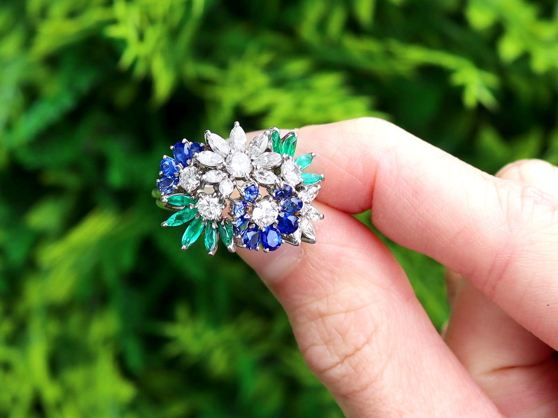 Ein atemberaubender, feiner und beeindruckender Vintage-Cocktailring aus 18 Karat Weißgold mit 0,92 Karat blauem Saphir, 0,68 Karat Smaragd und 1,50 Karat Diamant; Teil unserer Kollektion von Vintage-Blumenringen.

Dieser atemberaubende, feine und