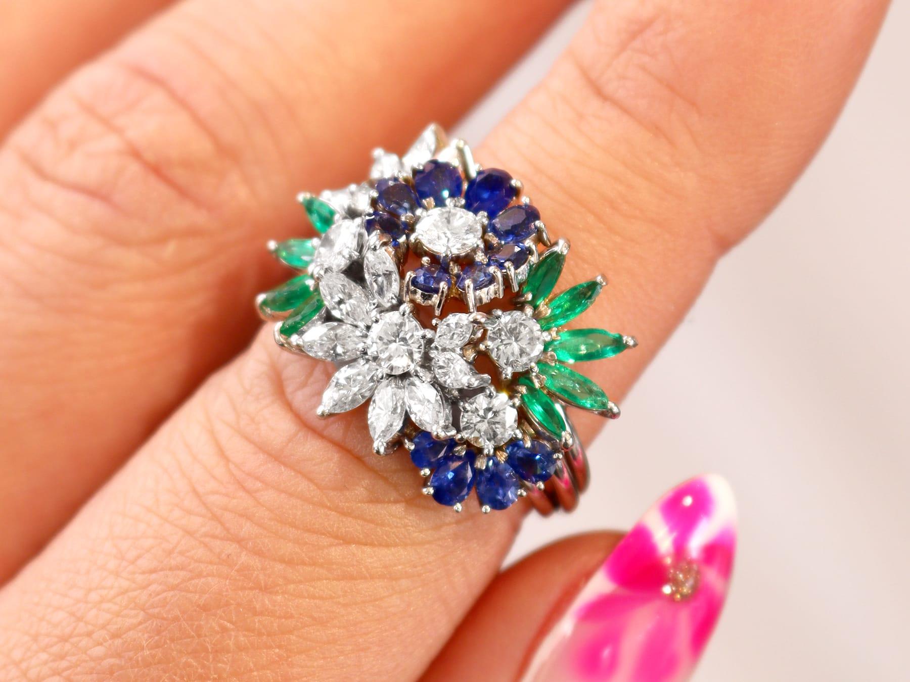 0,92 Karat Saphir, 0,68 Karat Smaragd und 1,50 Karat Diamant, Blumenring aus 18 Karat Weißgold (Tropfenschliff) im Angebot