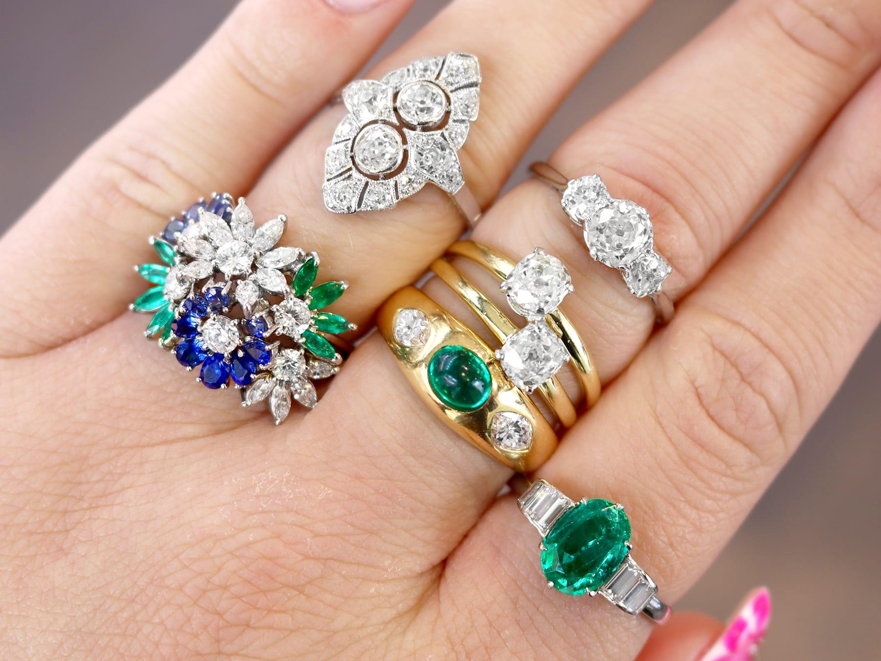 0,92 Karat Saphir, 0,68 Karat Smaragd und 1,50 Karat Diamant, Blumenring aus 18 Karat Weißgold für Damen oder Herren im Angebot