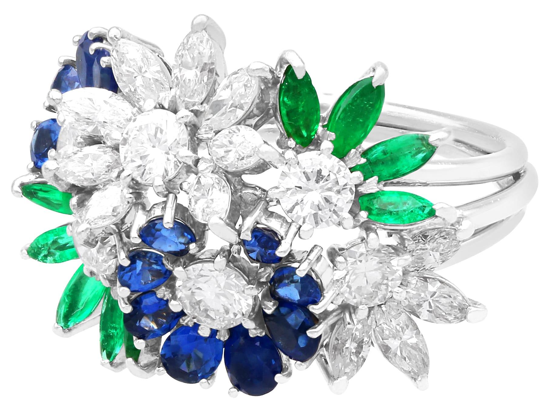 0,92 Karat Saphir, 0,68 Karat Smaragd und 1,50 Karat Diamant, Blumenring aus 18 Karat Weißgold im Angebot 1