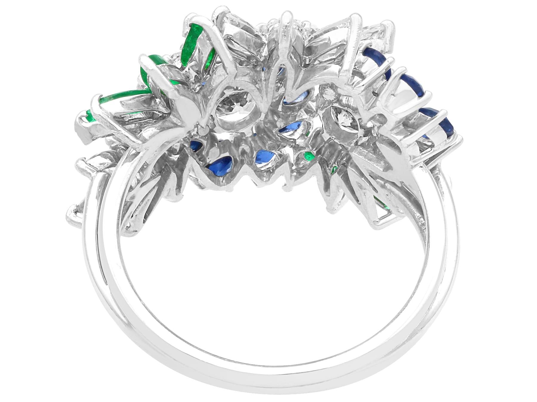 0,92 Karat Saphir, 0,68 Karat Smaragd und 1,50 Karat Diamant, Blumenring aus 18 Karat Weißgold im Angebot 2