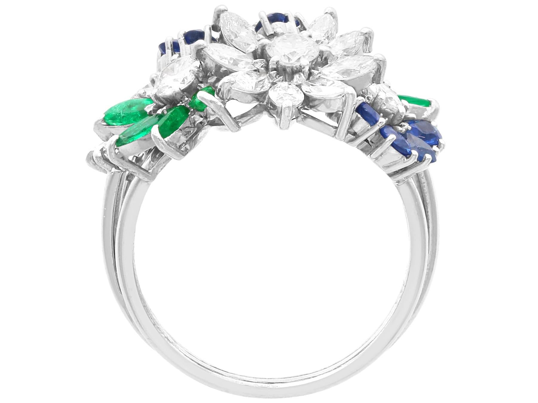 0,92 Karat Saphir, 0,68 Karat Smaragd und 1,50 Karat Diamant, Blumenring aus 18 Karat Weißgold im Angebot 3