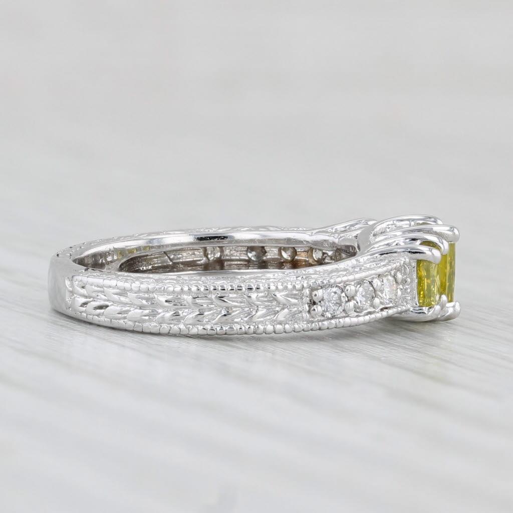 Informazioni sulla gemma:
- Diamante Nature -
Carati - 0,45ct 
Taglio - Principessa Brilliante
Colore - Giallo trattato

- Diamanti naturali -
Carati totali - 0,32ctw
Taglio - Principessa Brilliante
Colore - Giallo trattato
Chiarezza - VS2

-