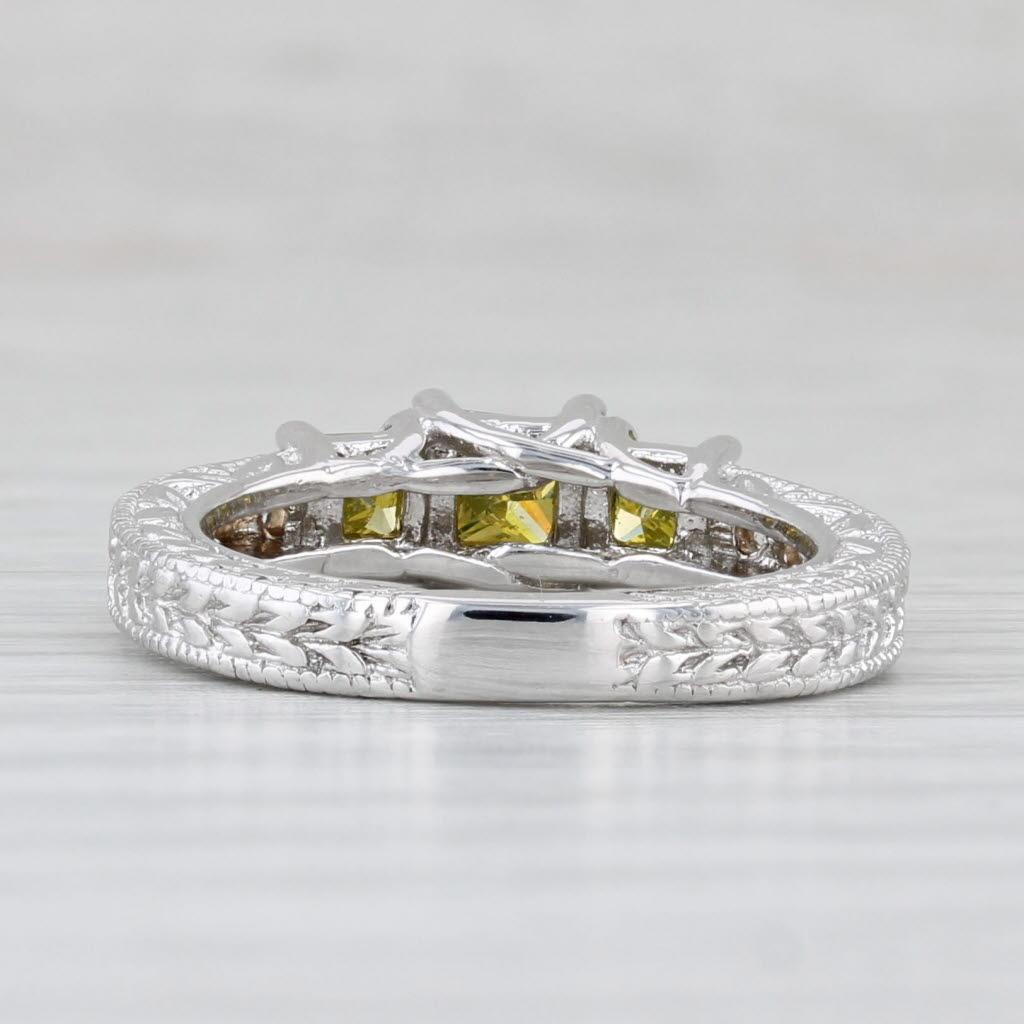 Taglio princess Anello di diamanti gialli a 3 pietre Princess da 0,92 ct. in oro bianco 18k, misura 4,75. in vendita