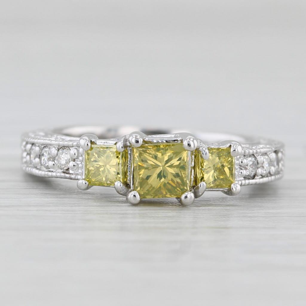 Anello di diamanti gialli a 3 pietre Princess da 0,92 ct. in oro bianco 18k, misura 4,75. In condizioni buone in vendita a McLeansville, NC