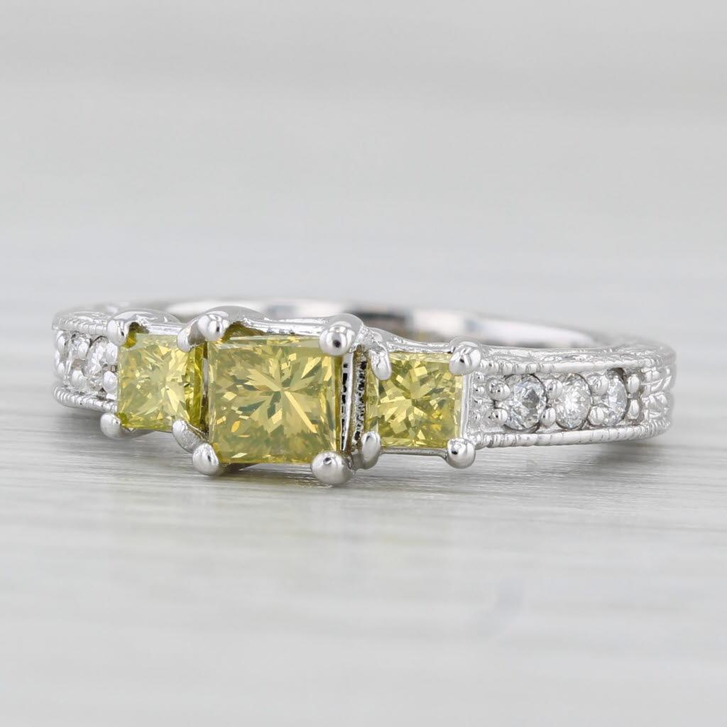 Anello di diamanti gialli a 3 pietre Princess da 0,92 ct. in oro bianco 18k, misura 4,75. in vendita 1