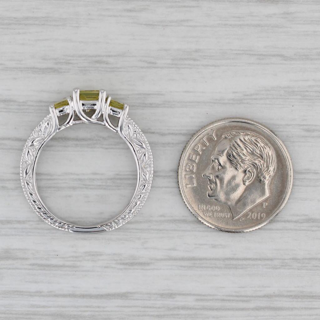 Anello di diamanti gialli a 3 pietre Princess da 0,92 ct. in oro bianco 18k, misura 4,75. in vendita 2