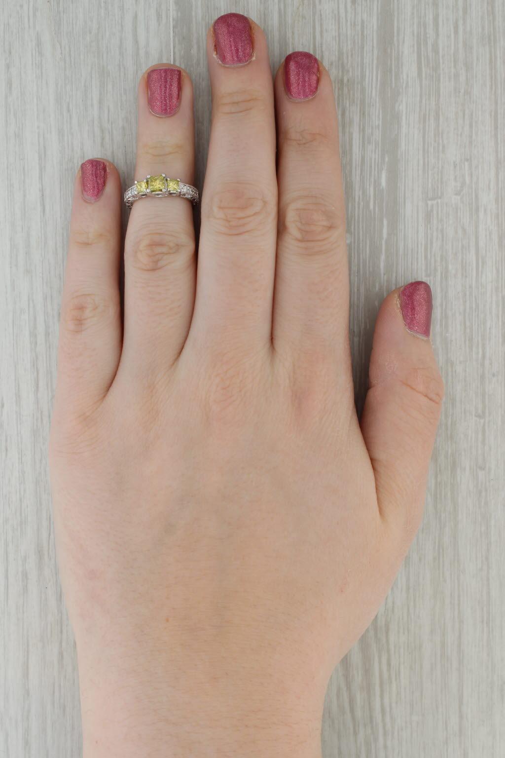Anello di diamanti gialli a 3 pietre Princess da 0,92 ct. in oro bianco 18k, misura 4,75. in vendita 4