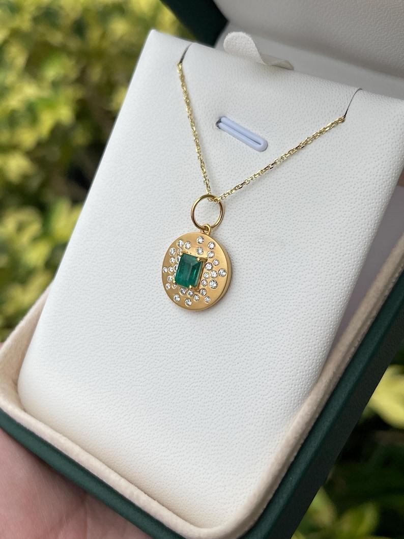 0,92tcw 14K Smaragd-Anhänger-Anhänger-Charm mit Diamant-Akzent  Smaragd Schliff Prong Set (Smaragdschliff) im Angebot