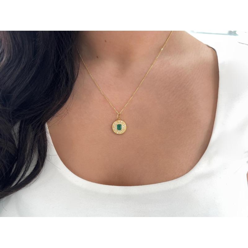 0,92tcw 14K Smaragd-Anhänger-Anhänger-Charm mit Diamant-Akzent  Smaragd Schliff Prong Set im Angebot 1