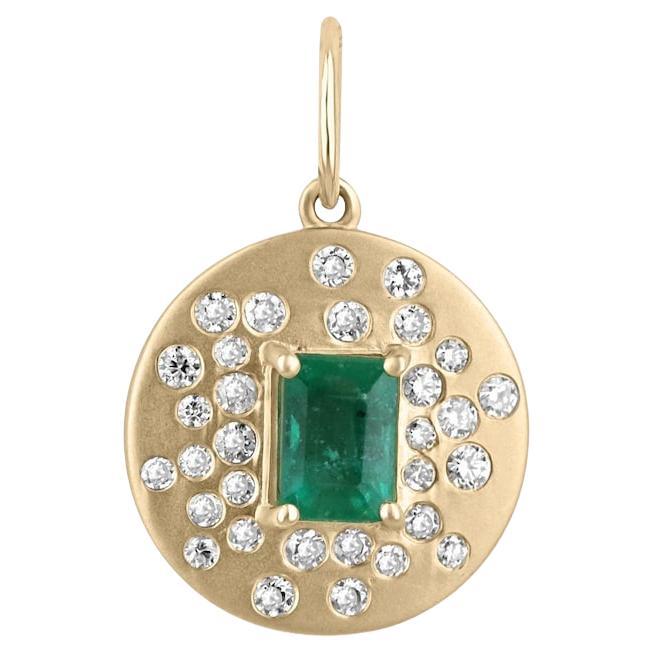 0,92tcw 14K Smaragd-Anhänger-Anhänger-Charm mit Diamant-Akzent  Smaragd Schliff Prong Set im Angebot