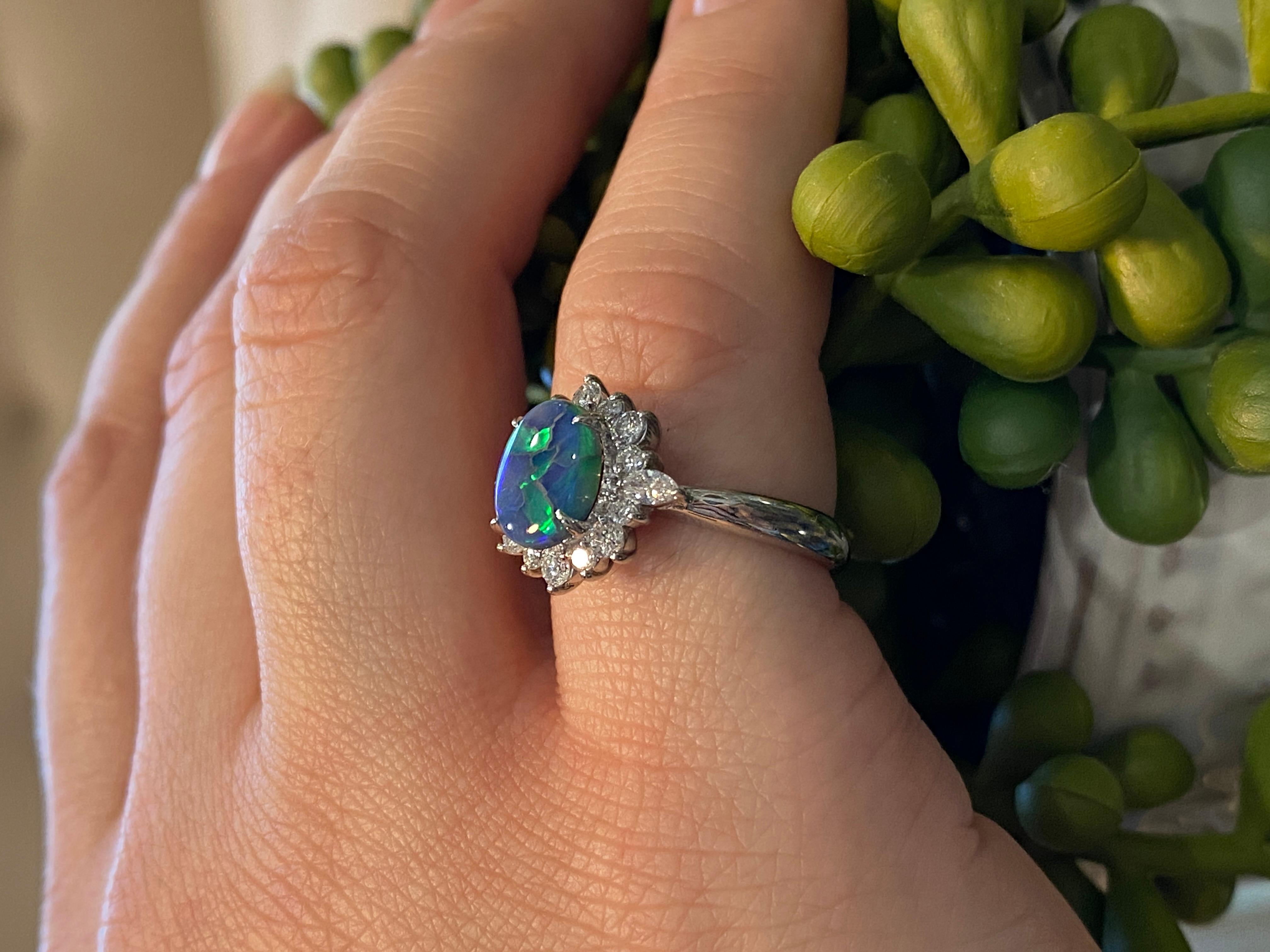 0,93 Karat australischer schwarzer Opal und Diamantring aus Platin 4
