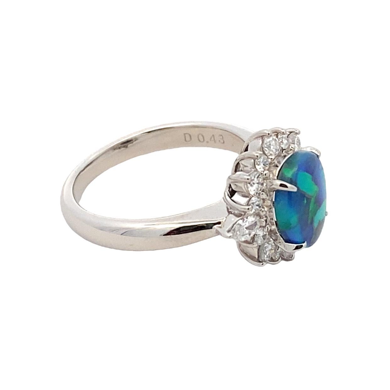 0,93 Karat australischer schwarzer Opal und Diamantring aus Platin im Zustand „Hervorragend“ in Hicksville, NY