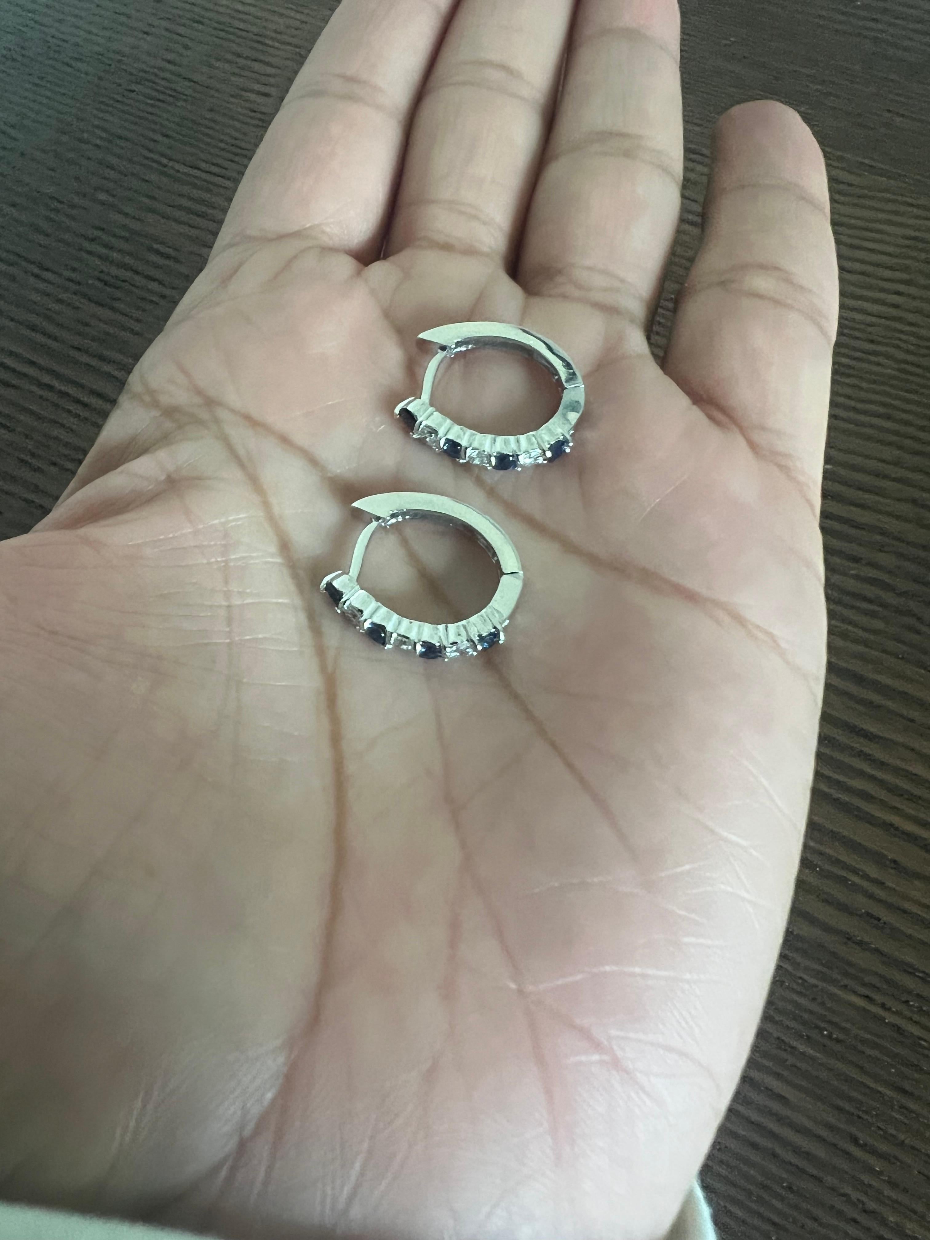 Orecchini in oro bianco con diamante e zaffiro blu da 0,93 carati In condizioni Nuovo in vendita a Los Angeles, CA