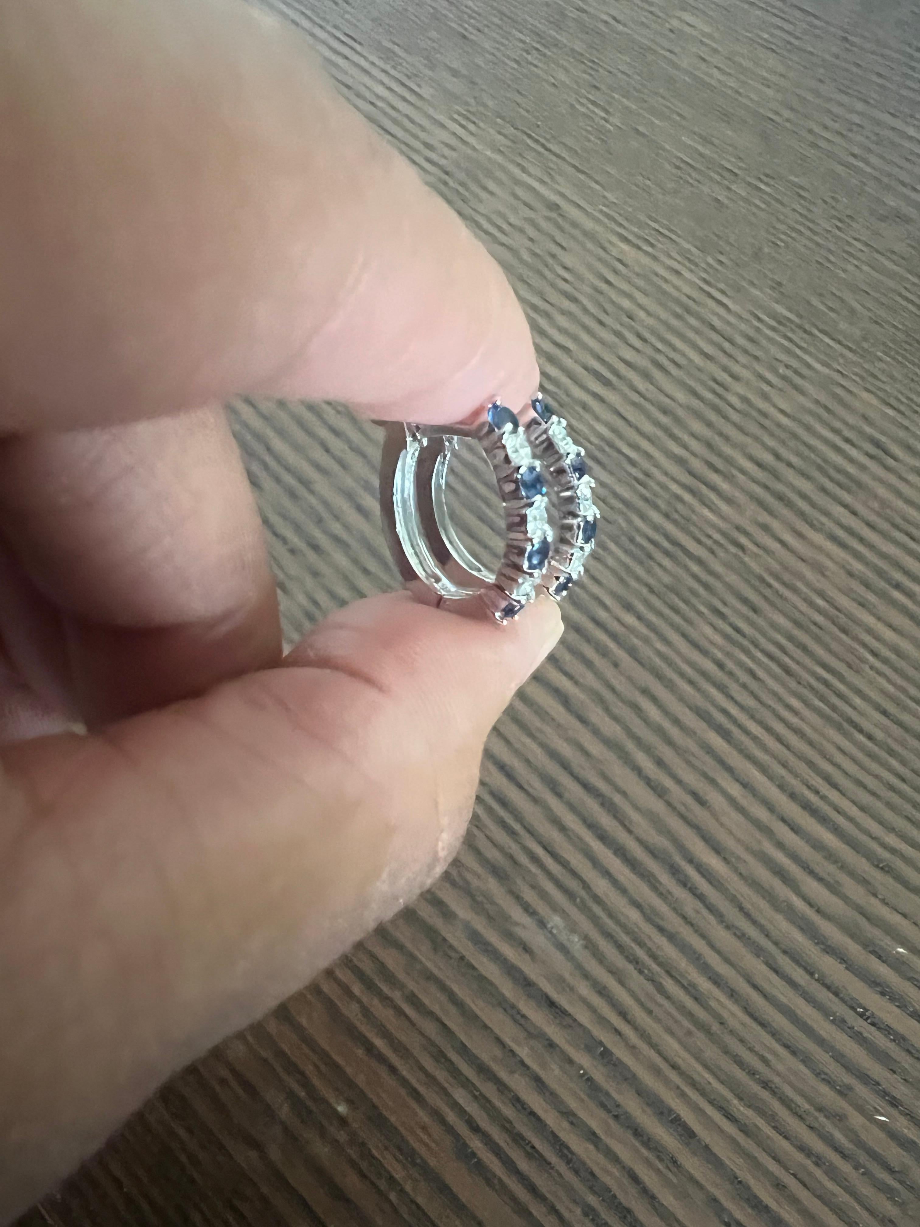 Orecchini in oro bianco con diamante e zaffiro blu da 0,93 carati in vendita 1