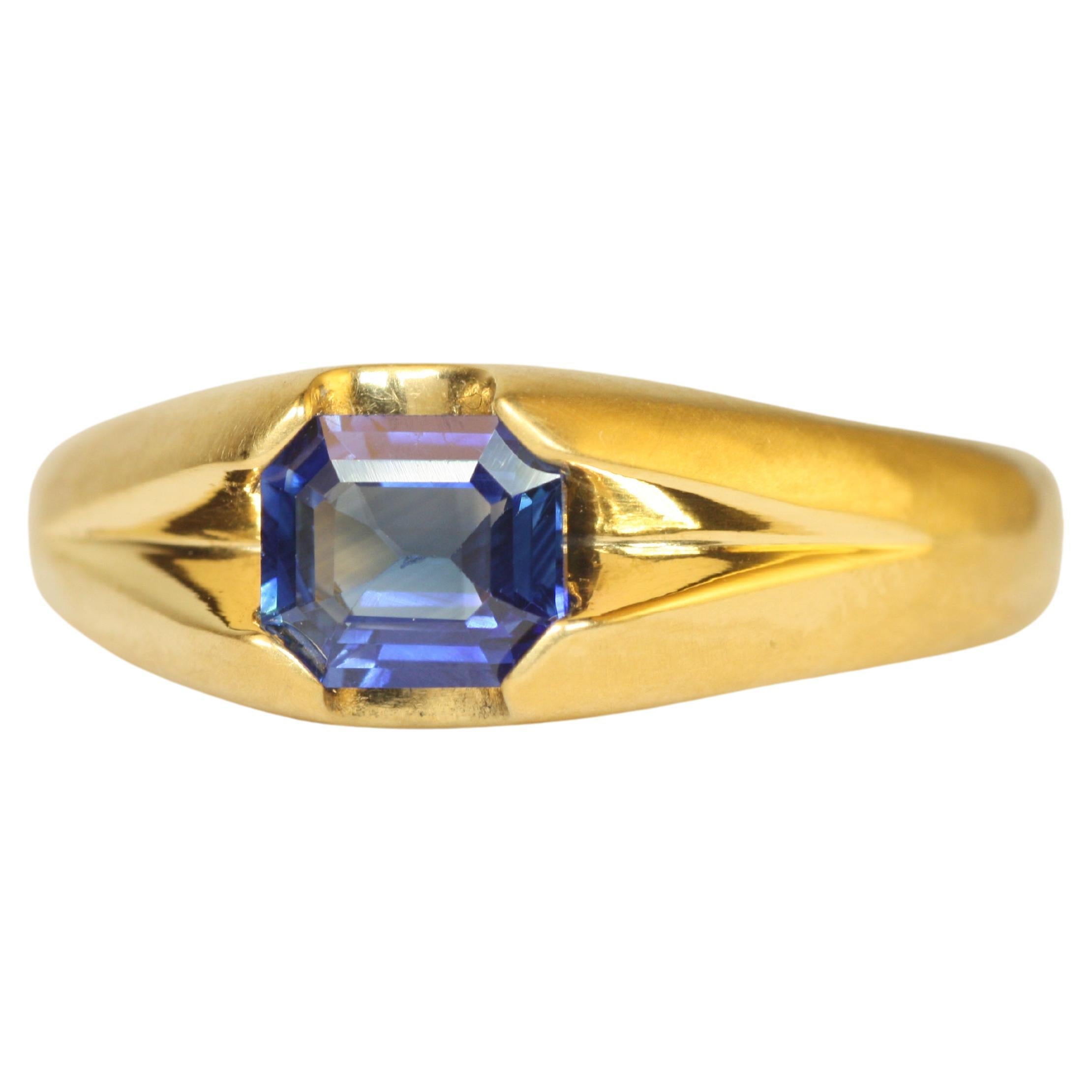 Delicate yet striking, this 22K yellow gold ring features a 0.93ct Ceylon blue sapphire at its center. The split-shank design and soft-hammered finish make it a perfect choice for understated elegance, and its tapered band with a smooth polished