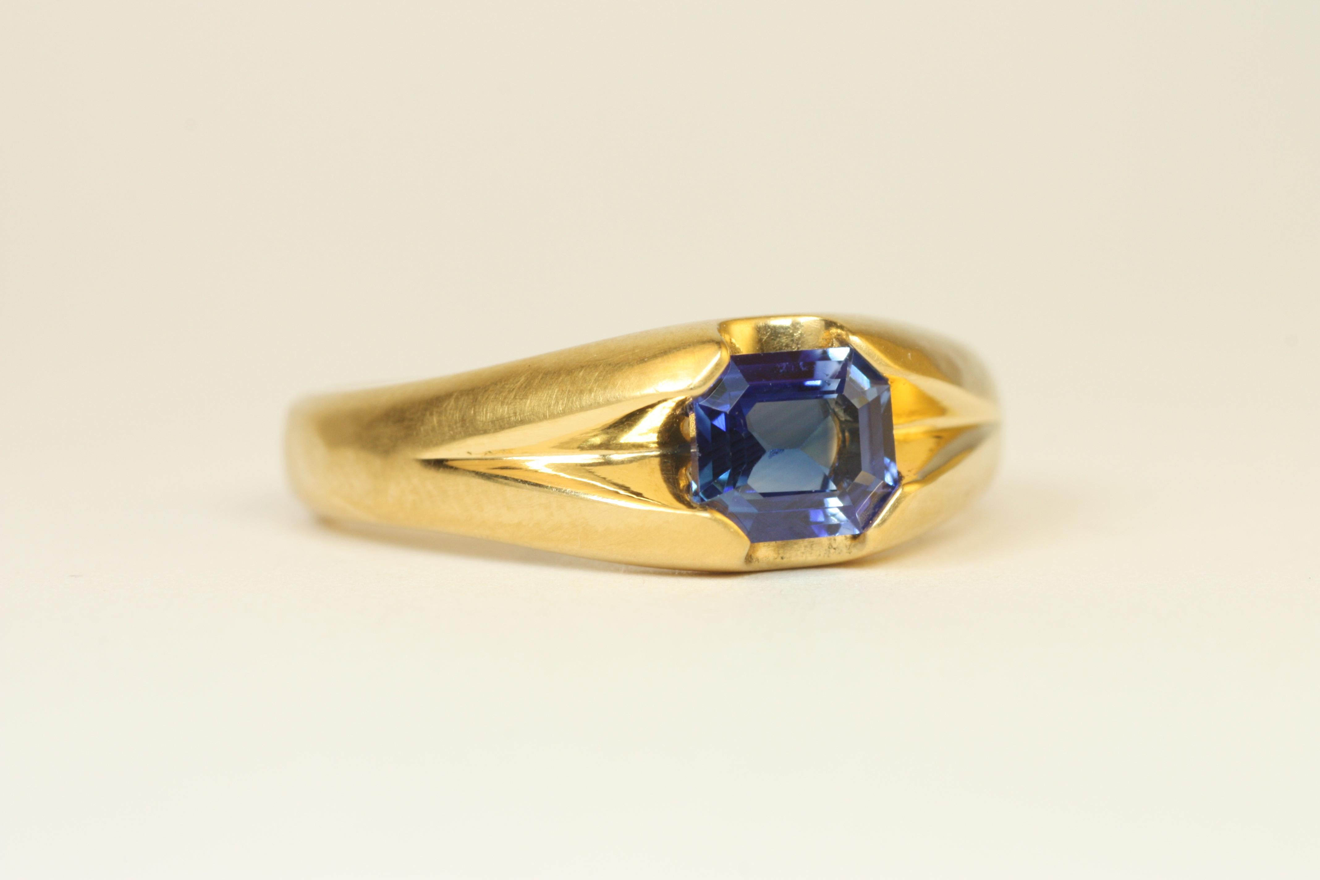 Artisan 0.93 Carat Emerald-Cut Ceylon Blue Sapphire 22K Gold Solitaire Split-Shank Ring For Sale