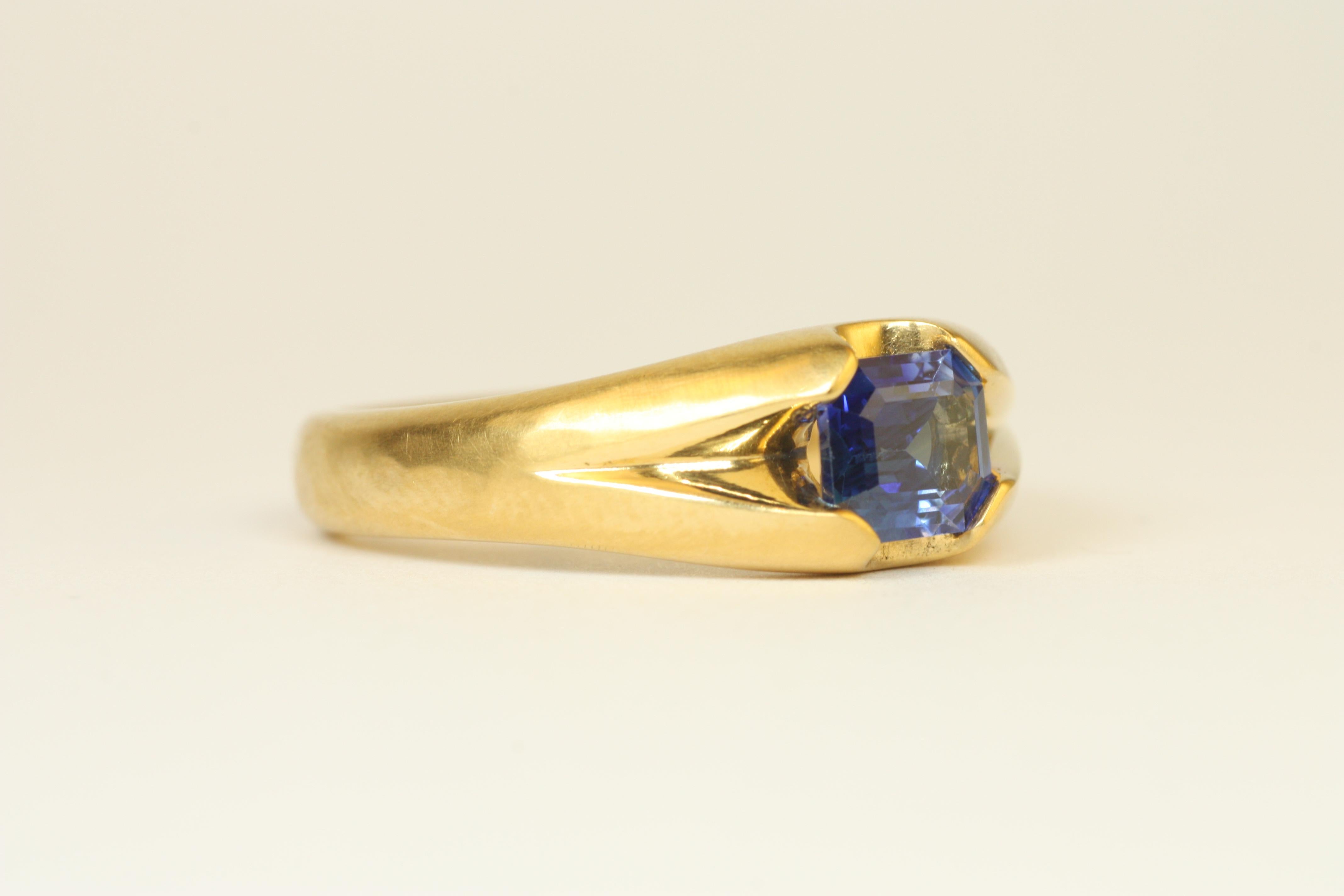 0.93 Carat Emerald-Cut Ceylon Blue Sapphire 22K Gold Solitaire Split-Shank Ring In New Condition For Sale In Santa Monica, CA