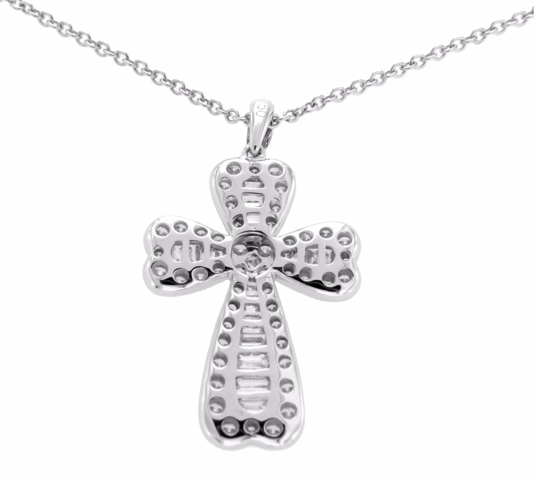 Type : Collier 
Longueur à porter : 16 pouces
Mesure du pendentif : 30 mm * 16,50 mm
Métal : Or blanc
Pureté du métal : Pendentif 18K Chaîne 14K
Poinçons : 18K & 14K
Poids total : 3,9 grammes 
Type de pierre : 0.diamant 93 CT Couleur:G-H
