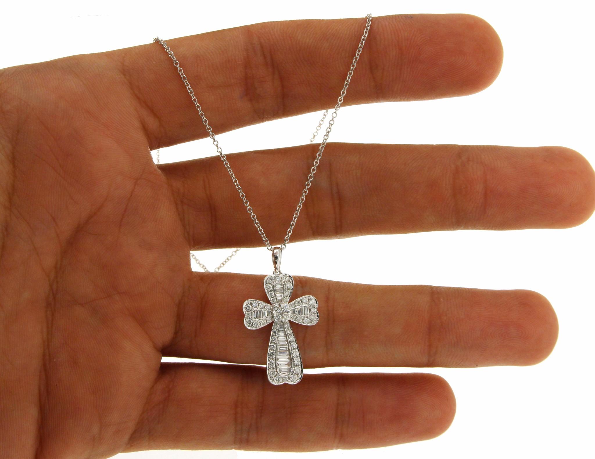 Collier à pendentif en forme de croix en or 18 carats avec diamant de 0,93 carat et chaîne en or 14 carats Pour femmes en vente