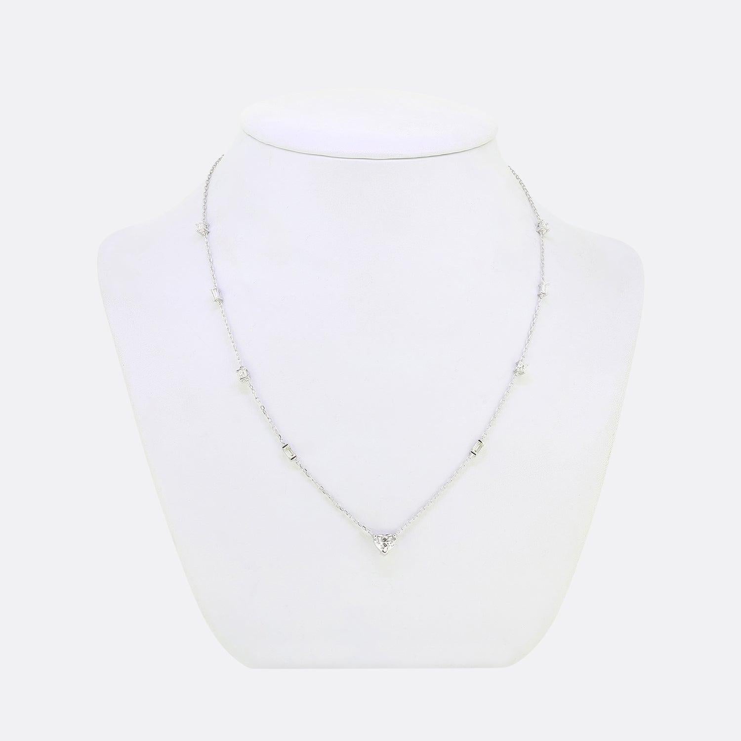 Ecco una splendida collana in oro bianco 18ct con più diamanti. Questo pezzo mette in mostra un impressionante diamante a forma di cuore da 0,93 carati in una montatura a tre griffe. Questo principio luminoso pende da una catena belcher in oro