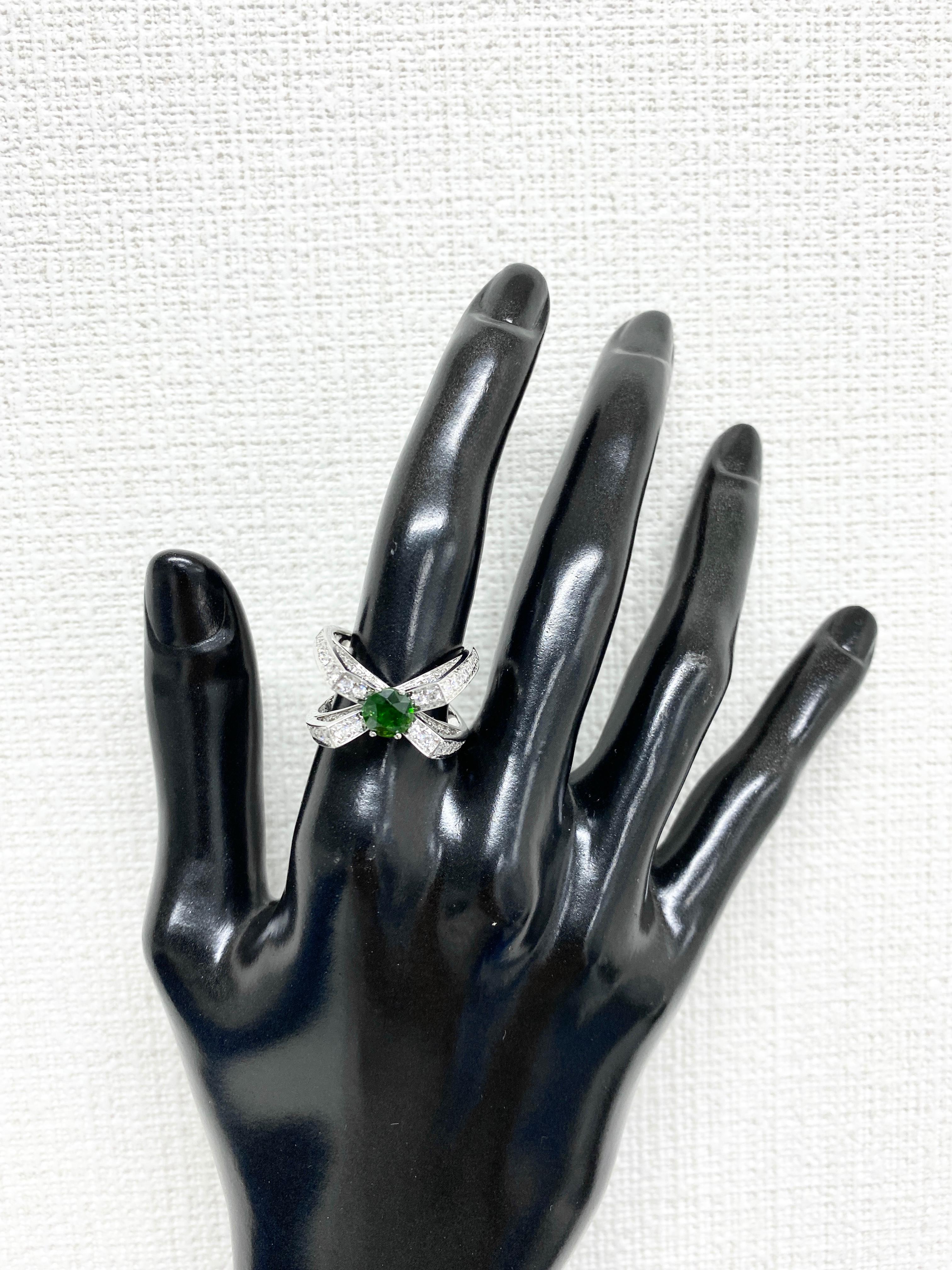 0.93 Carat Natural Demantoid Garnet and Diamond Ring Set in 18k White Gold In New Condition For Sale In Tokyo, JP