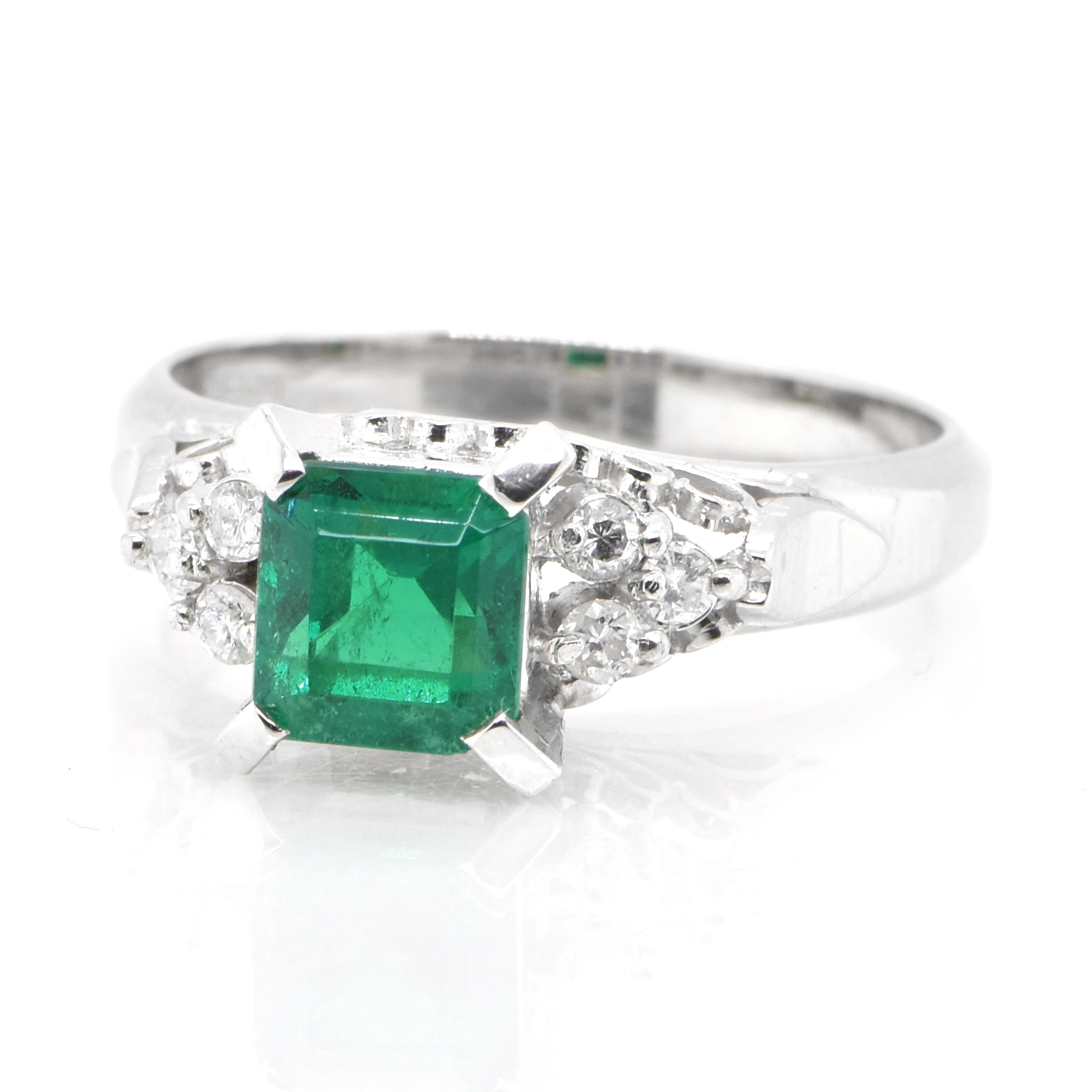 Ein atemberaubender Ring mit einem natürlichen Smaragd von 0,93 Karat und Diamanten von 0,12 Karat, gefasst in Platin. Seit Tausenden von Jahren bewundern die Menschen das Grün des Smaragds. Smaragde werden seit jeher mit den üppigsten Landschaften