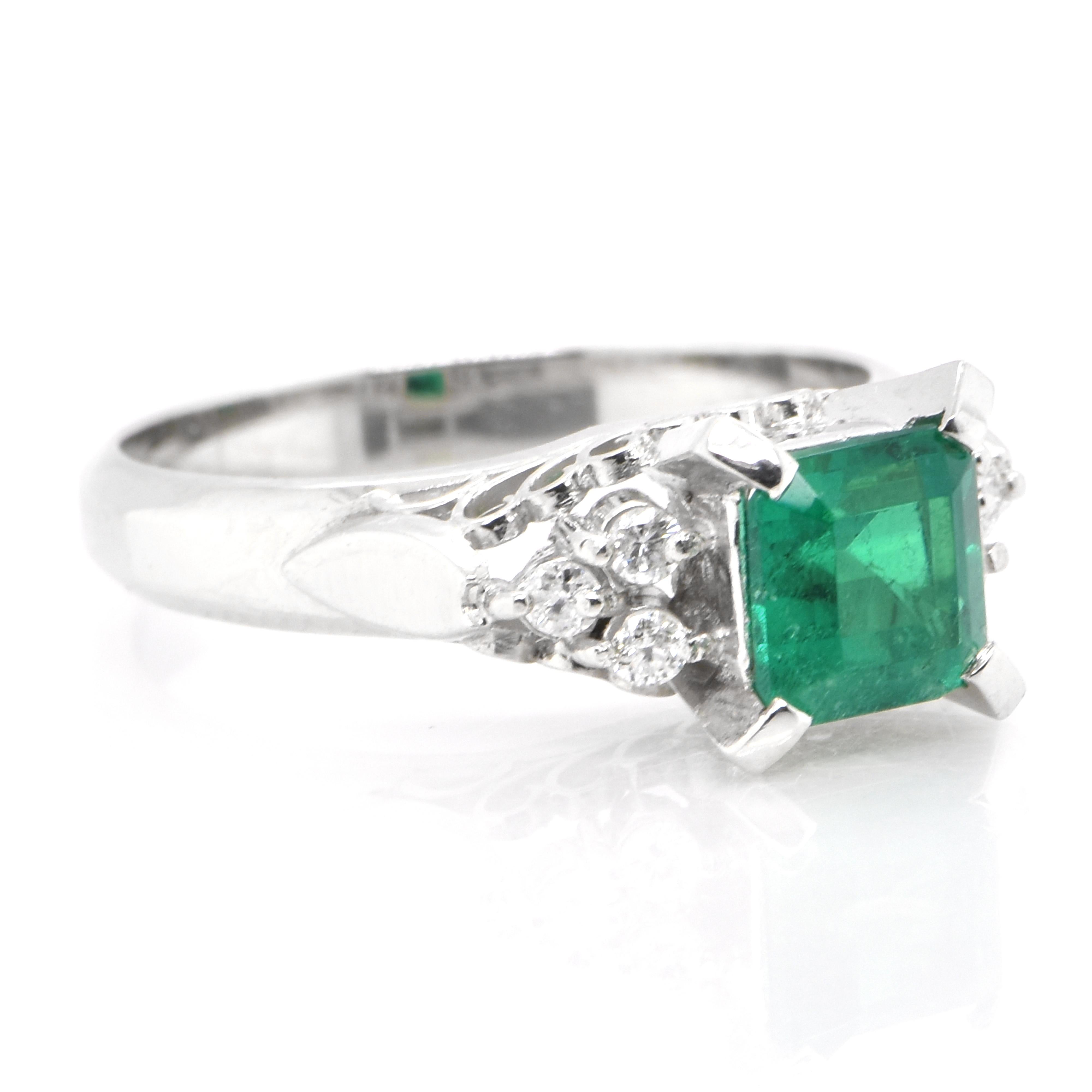 0,93 Karat natürlicher Smaragd und Diamant-Halo-Ring aus Platin (Moderne)