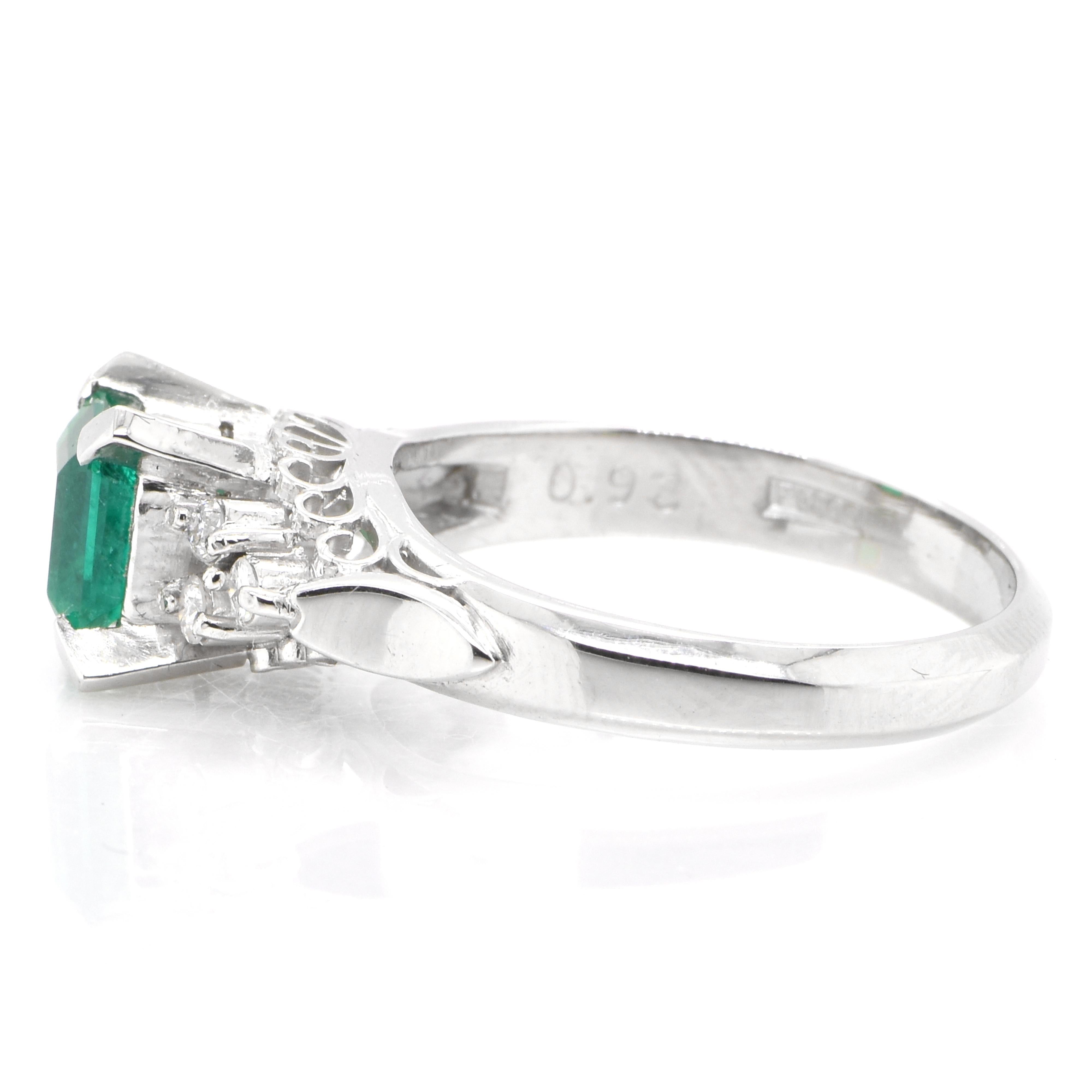 0,93 Karat natürlicher Smaragd und Diamant-Halo-Ring aus Platin (Smaragdschliff)