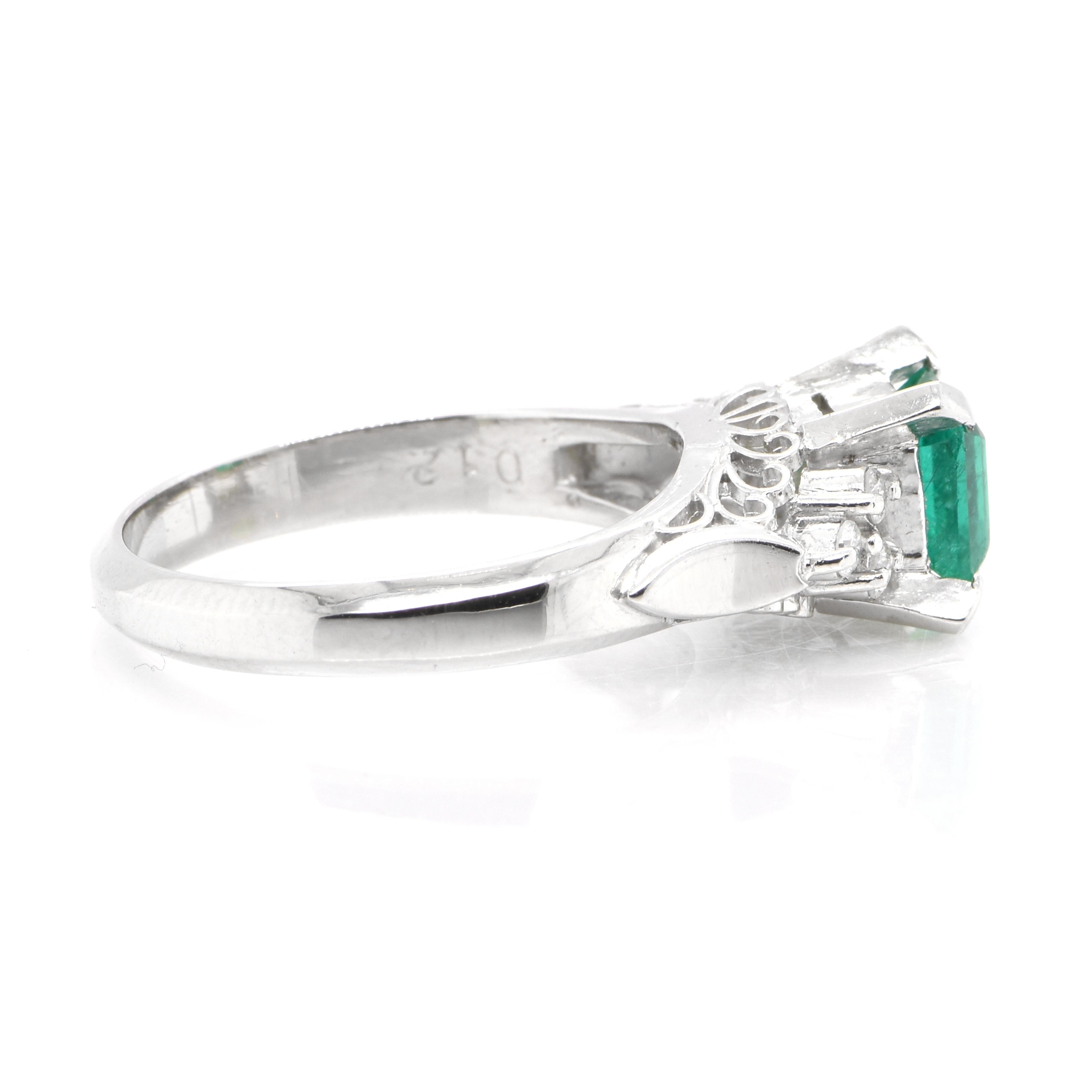 0,93 Karat natürlicher Smaragd und Diamant-Halo-Ring aus Platin im Zustand „Hervorragend“ in Tokyo, JP