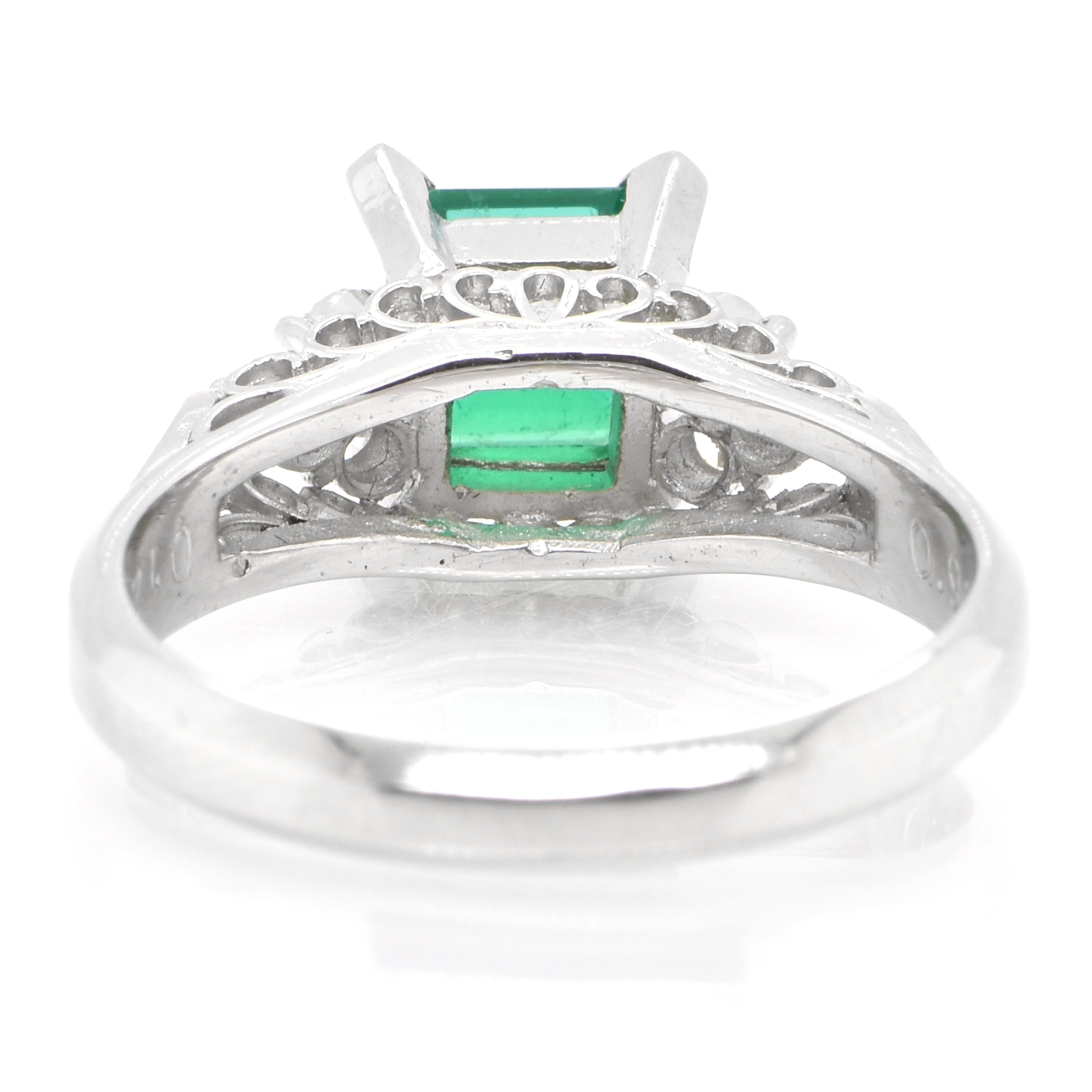 0,93 Karat natürlicher Smaragd und Diamant-Halo-Ring aus Platin Damen