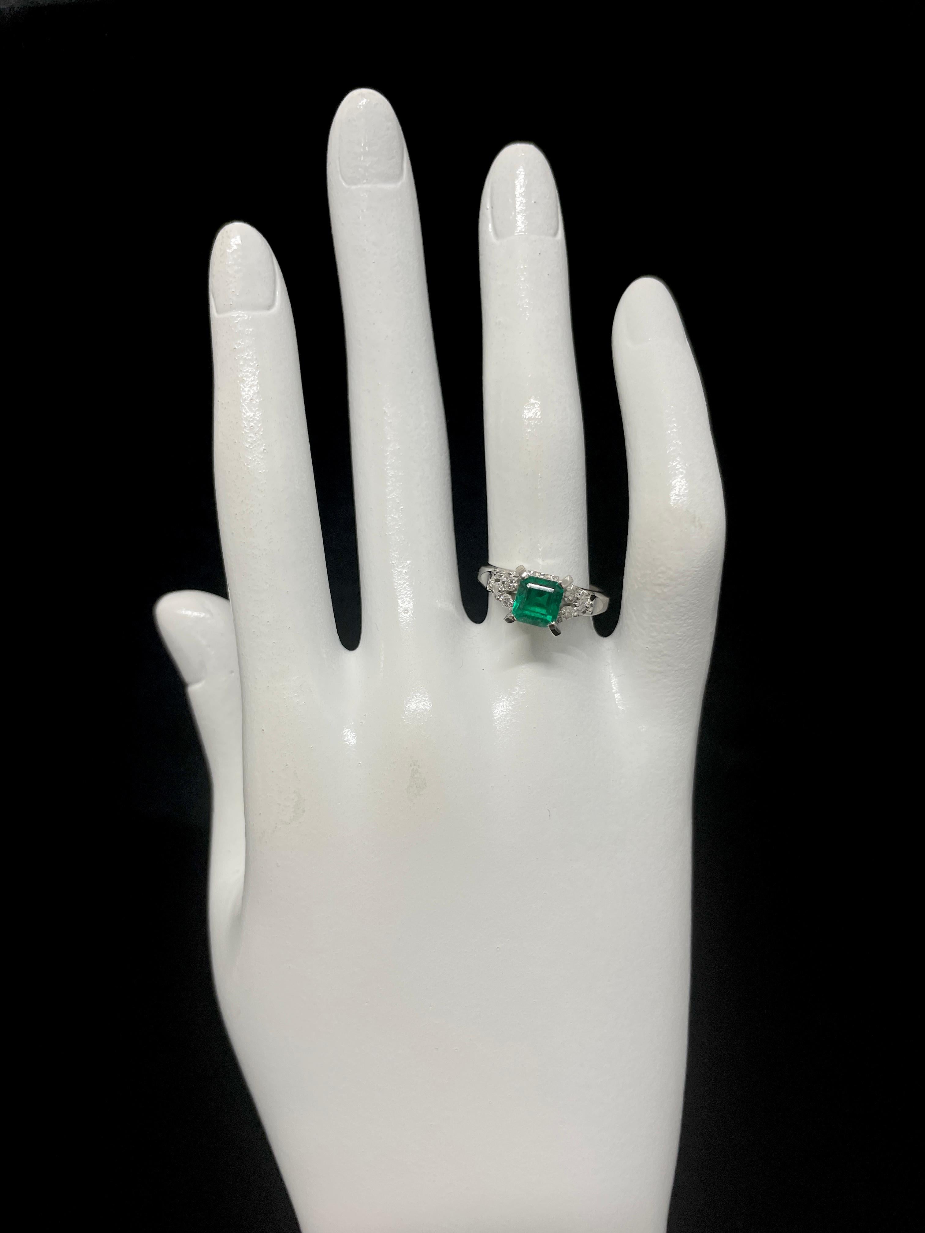 0,93 Karat natürlicher Smaragd und Diamant-Halo-Ring aus Platin 1