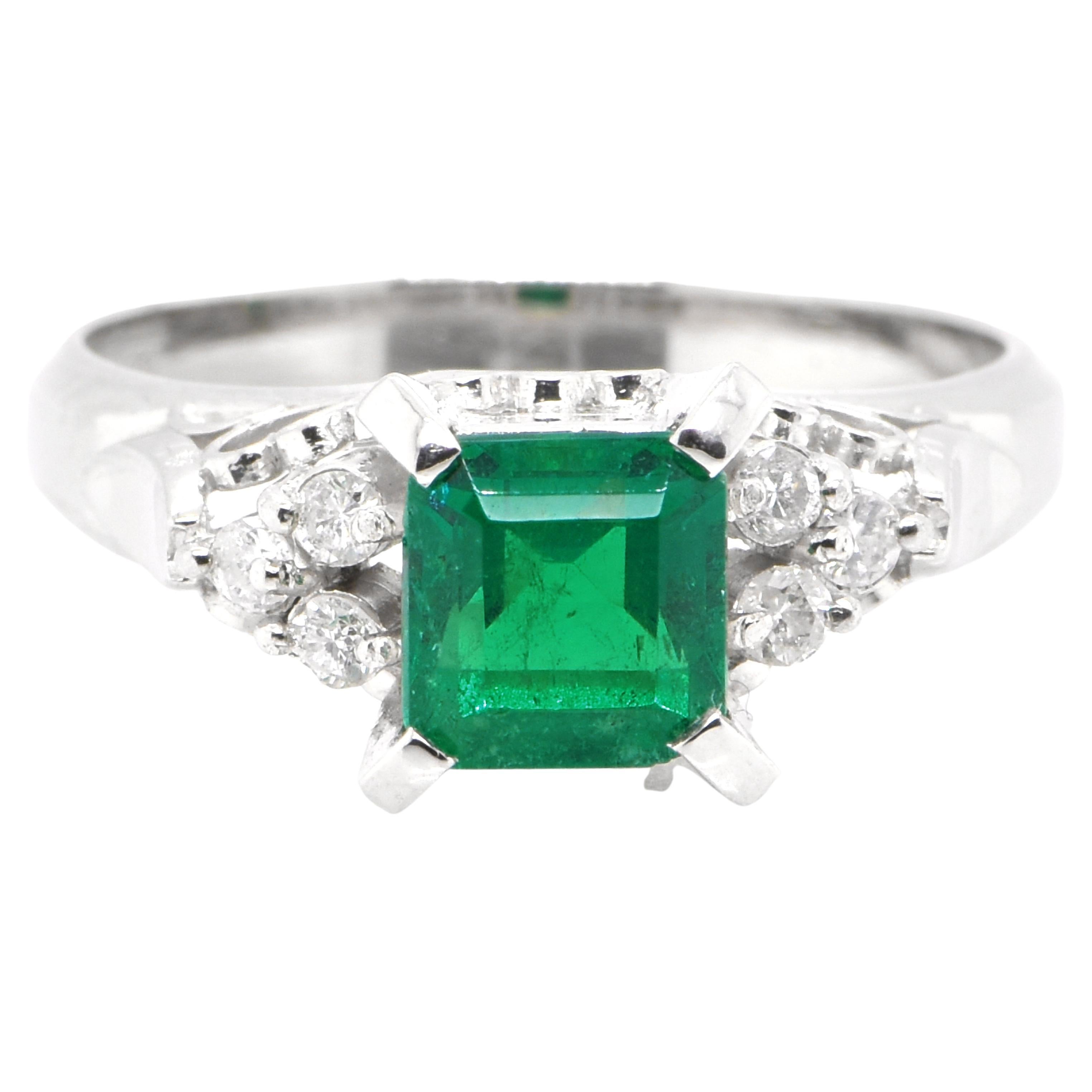 0,93 Karat natürlicher Smaragd und Diamant-Halo-Ring aus Platin